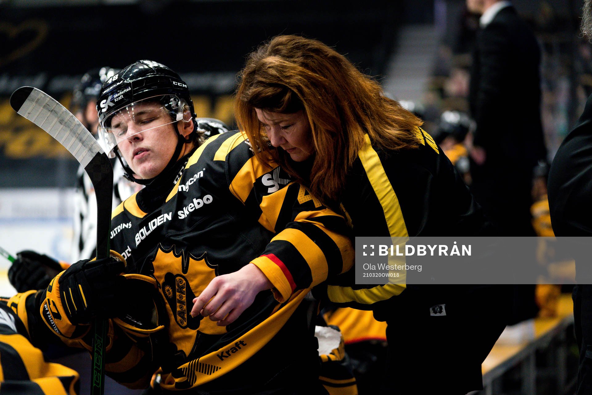 Skellefteås Jonatan Berggren har ont och får behandling