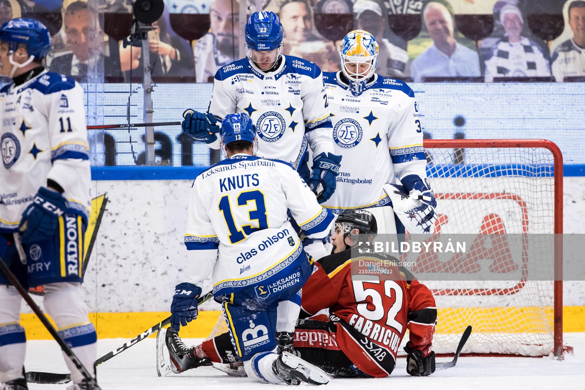 Luleås Karl Fabricius sittandes framför Leksands målvakt