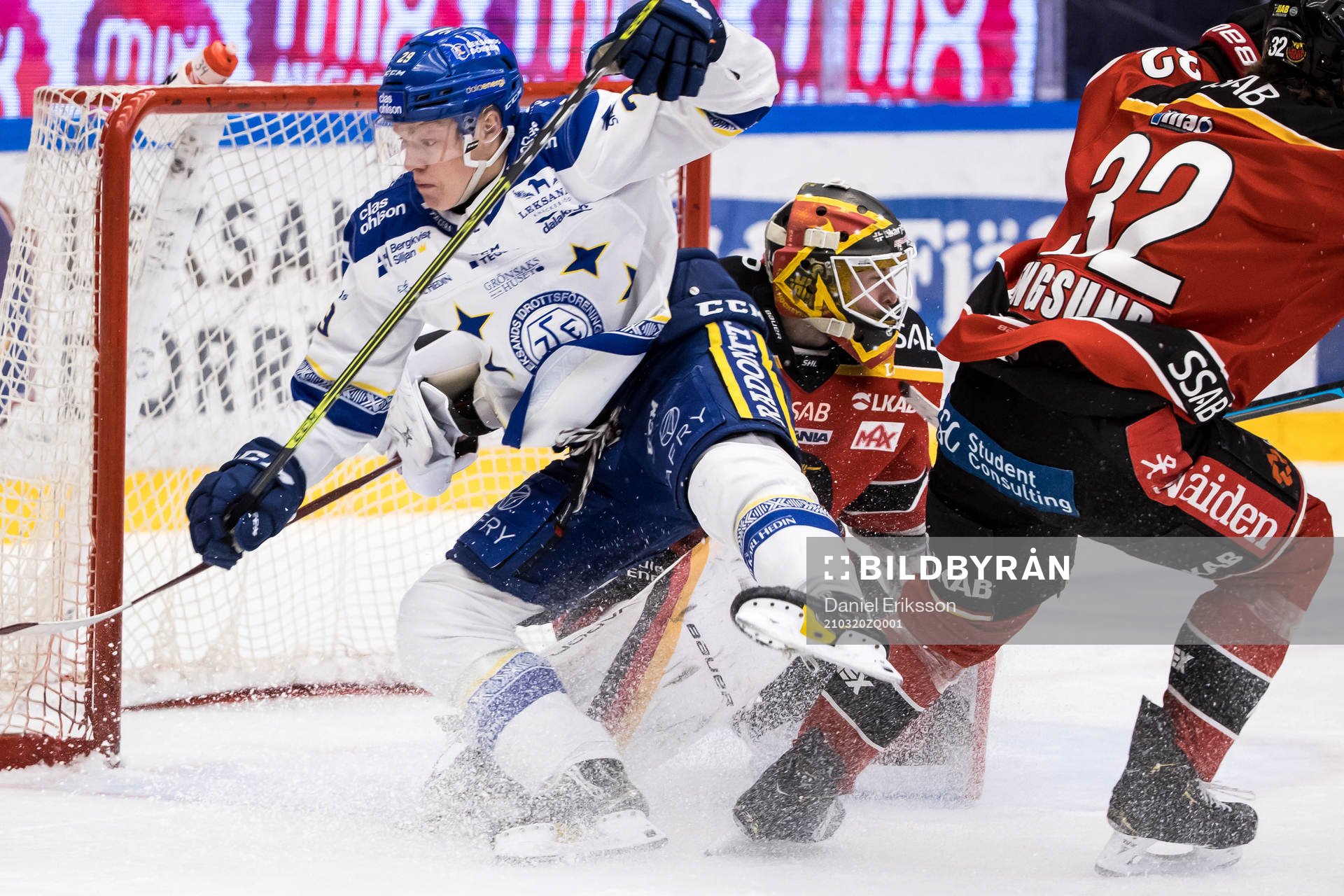 Leksands Emil Heineman oroar framför Luleås målvakt Joel