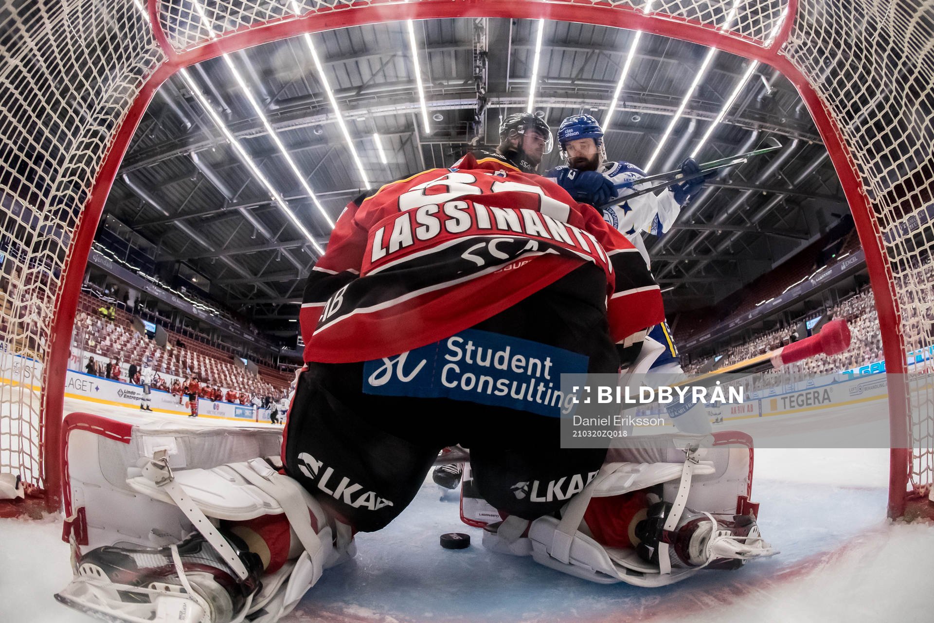 Leksands Otto Paajanen framför Luleås målvakt Joel