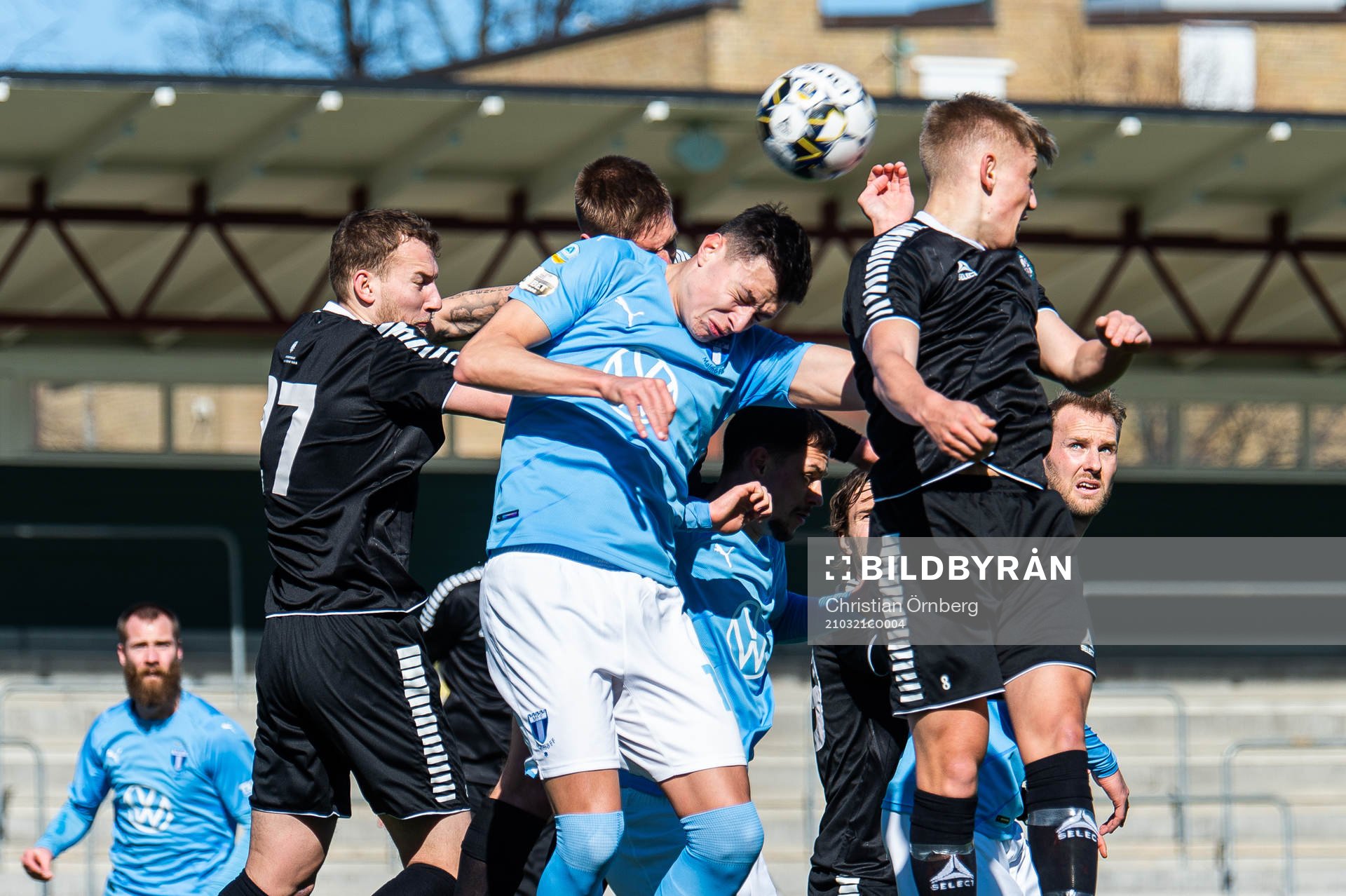 Örebros Andreas Skovgaard och Dennis Collander i kamp med Malmö FFs Veljko Birmancevic under träningsmatchen i fotboll mellan Malmö FF och Örebro den 21 mars 2021 i Malmö.