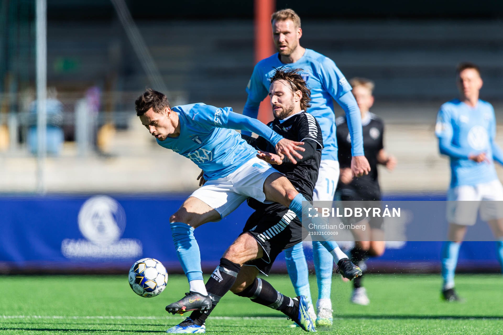 Malmö FFs Veljko Birmancevic och Örebros Kevin Walker