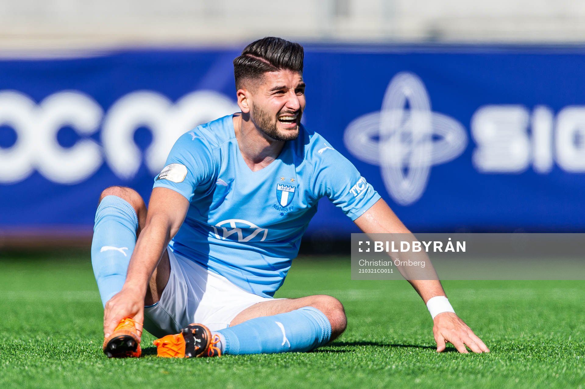 Malmö FFs Antonio Colak tar sig mot foten