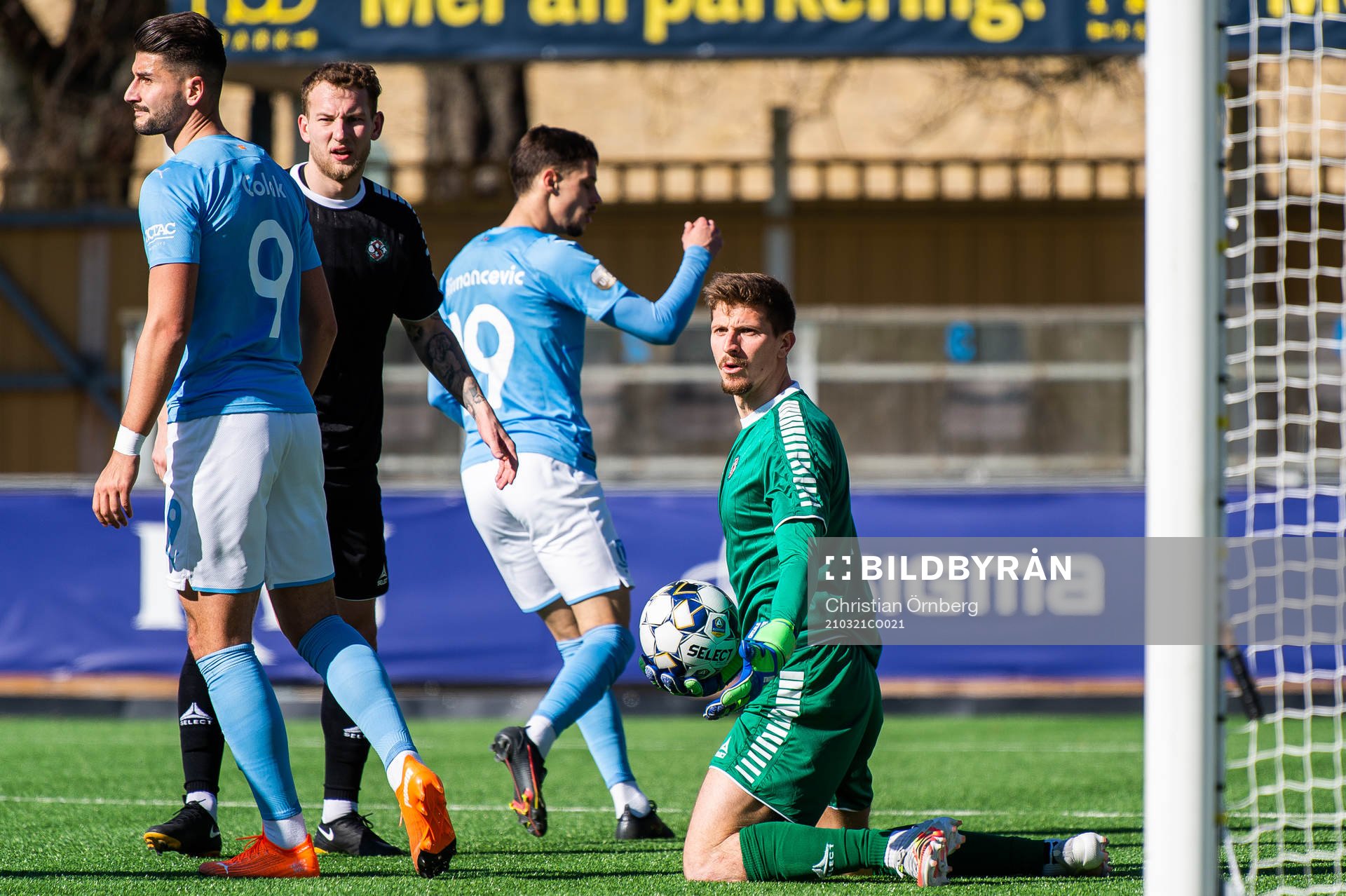Malmö FFs Antonio Colak och Örebros målvakt Bobby Allain