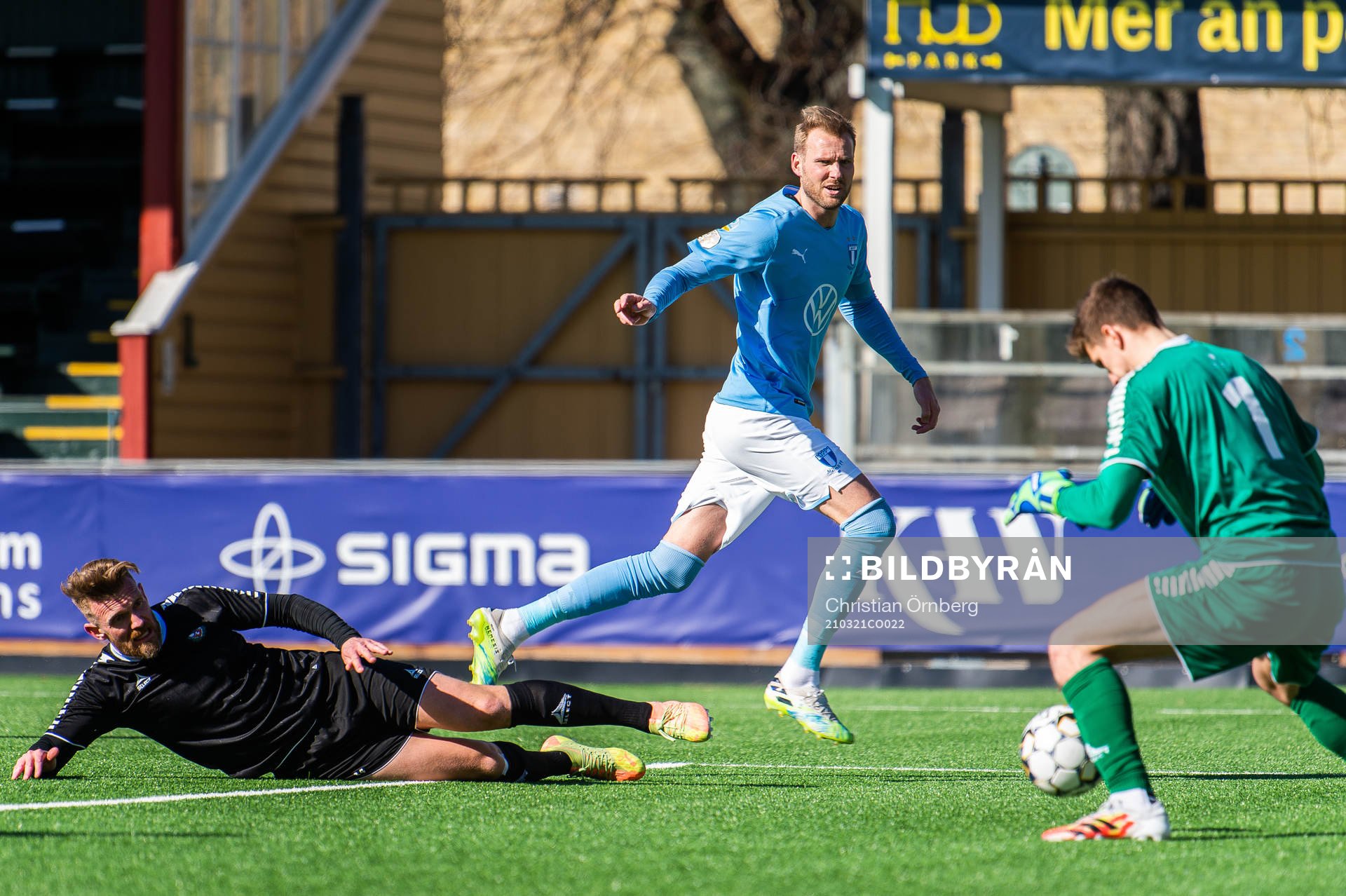 Örebros Michael Almebäck och målvakt Bobby Allain