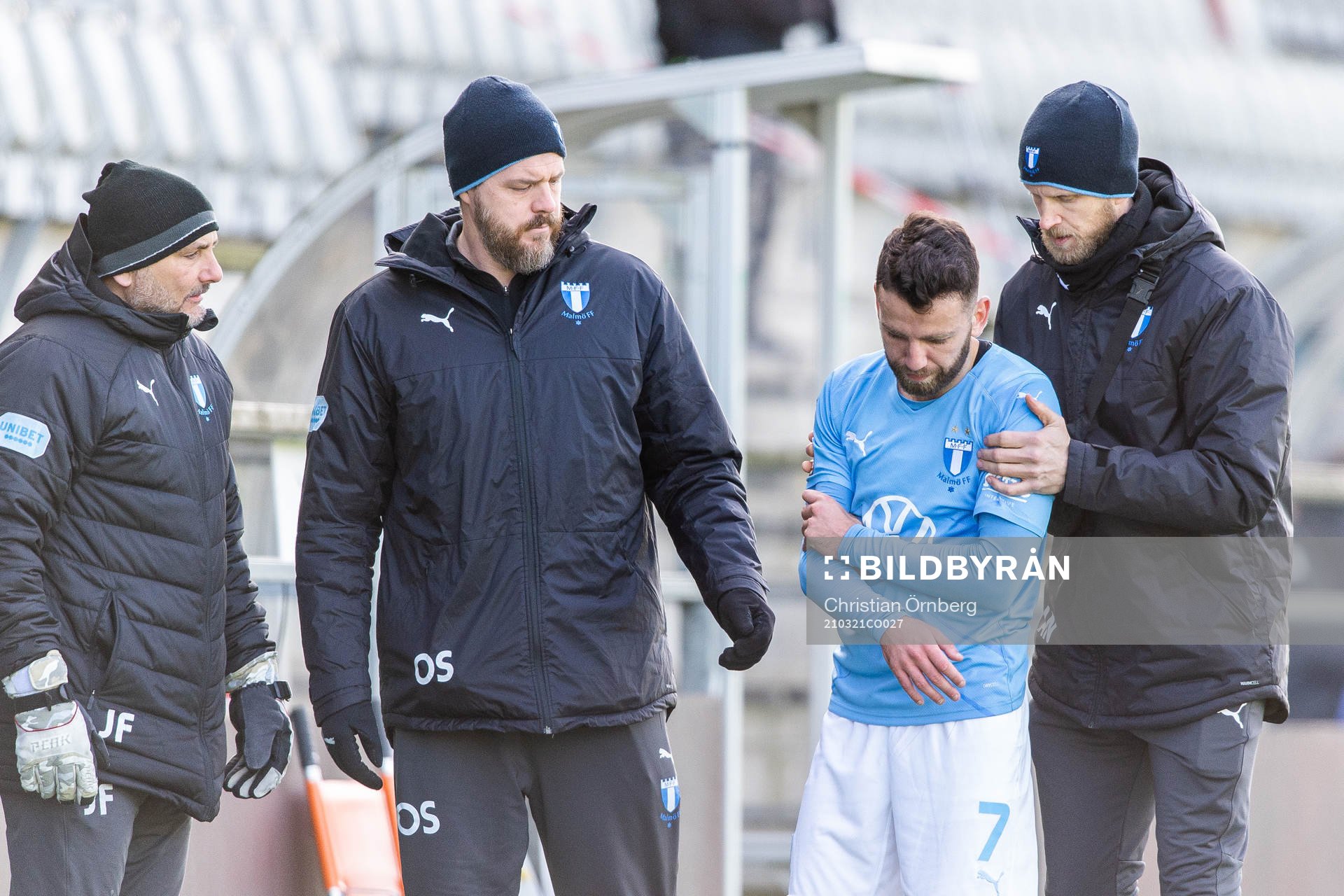Malmö FFs Erdal Rakip hjälps av plan