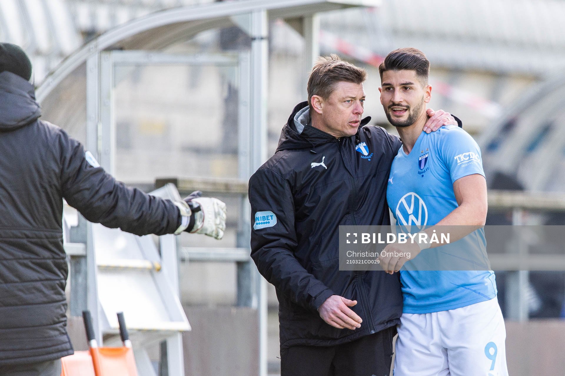 Malmö FFs huvudtränare Jon Dahl Tomasson kramar om