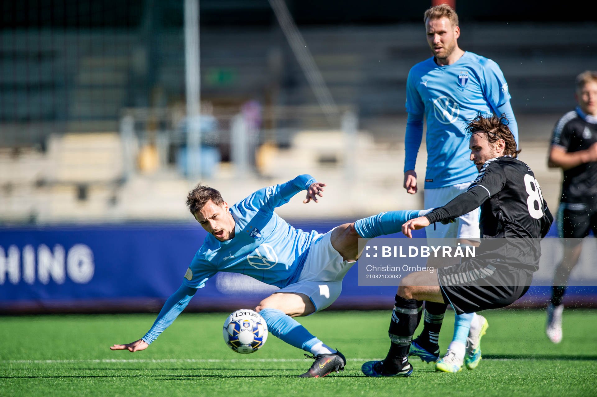Malmö FFs Veljko Birmancevic mot Örebros Kevin Walker