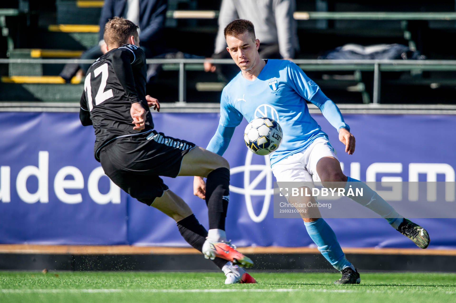 Malmö FFs Jonas Knudsen mot Örebros Jake Larsson