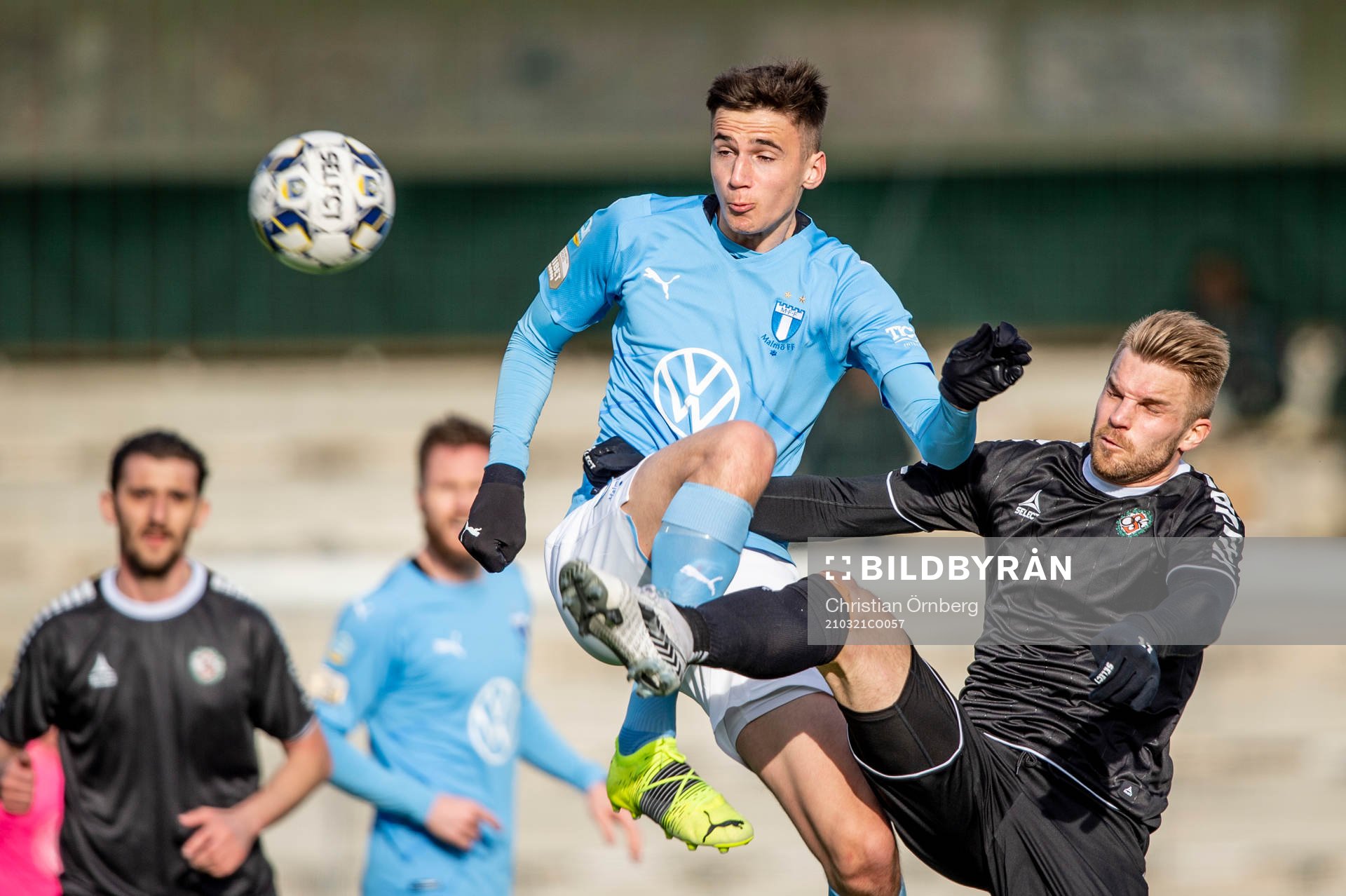 Malmö FFs Noah Eile mot Örebros Erik Björndahl