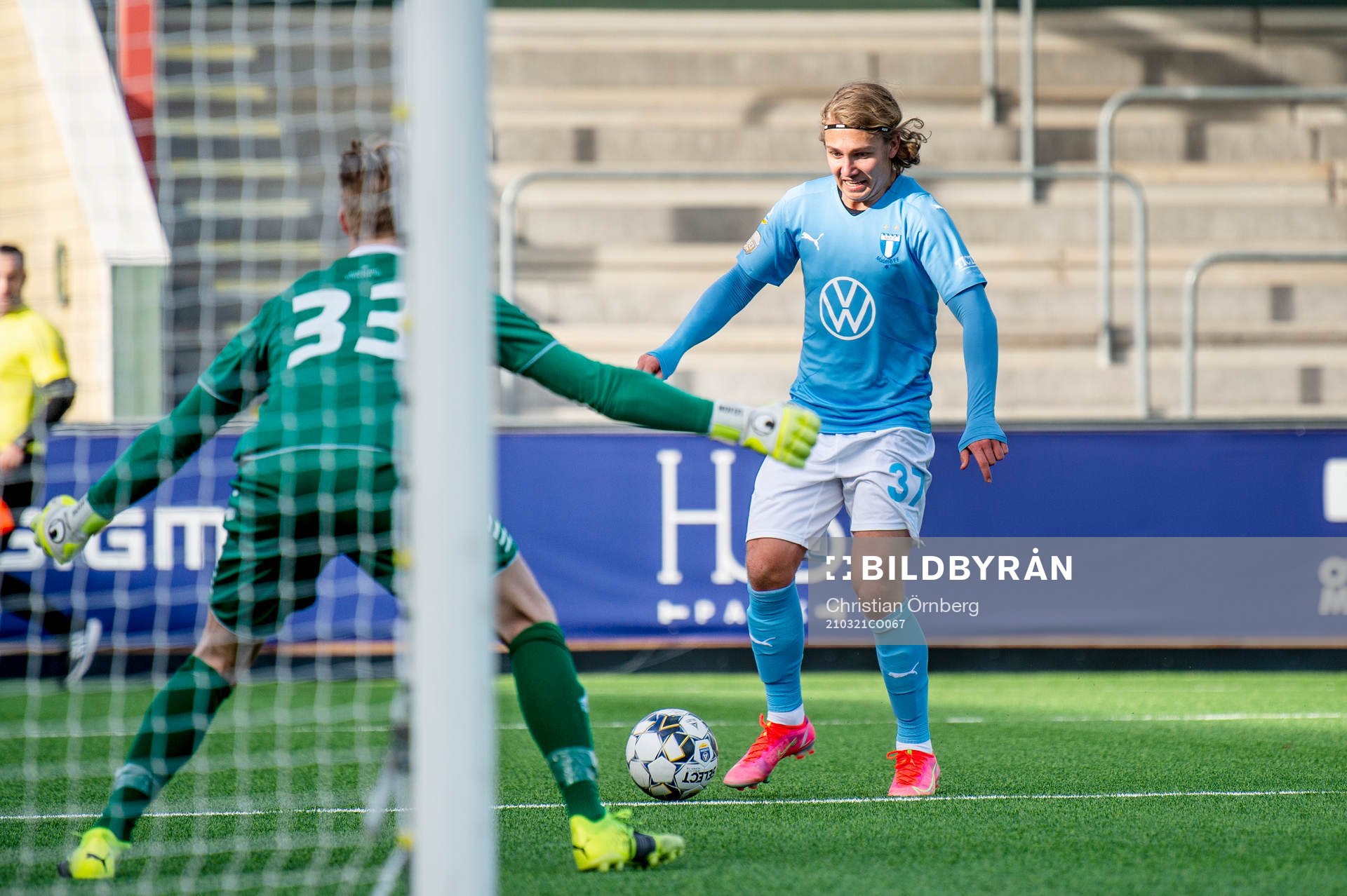Malmö FFs Sebastian Nanasi mot Örebros målvakt Gustav
