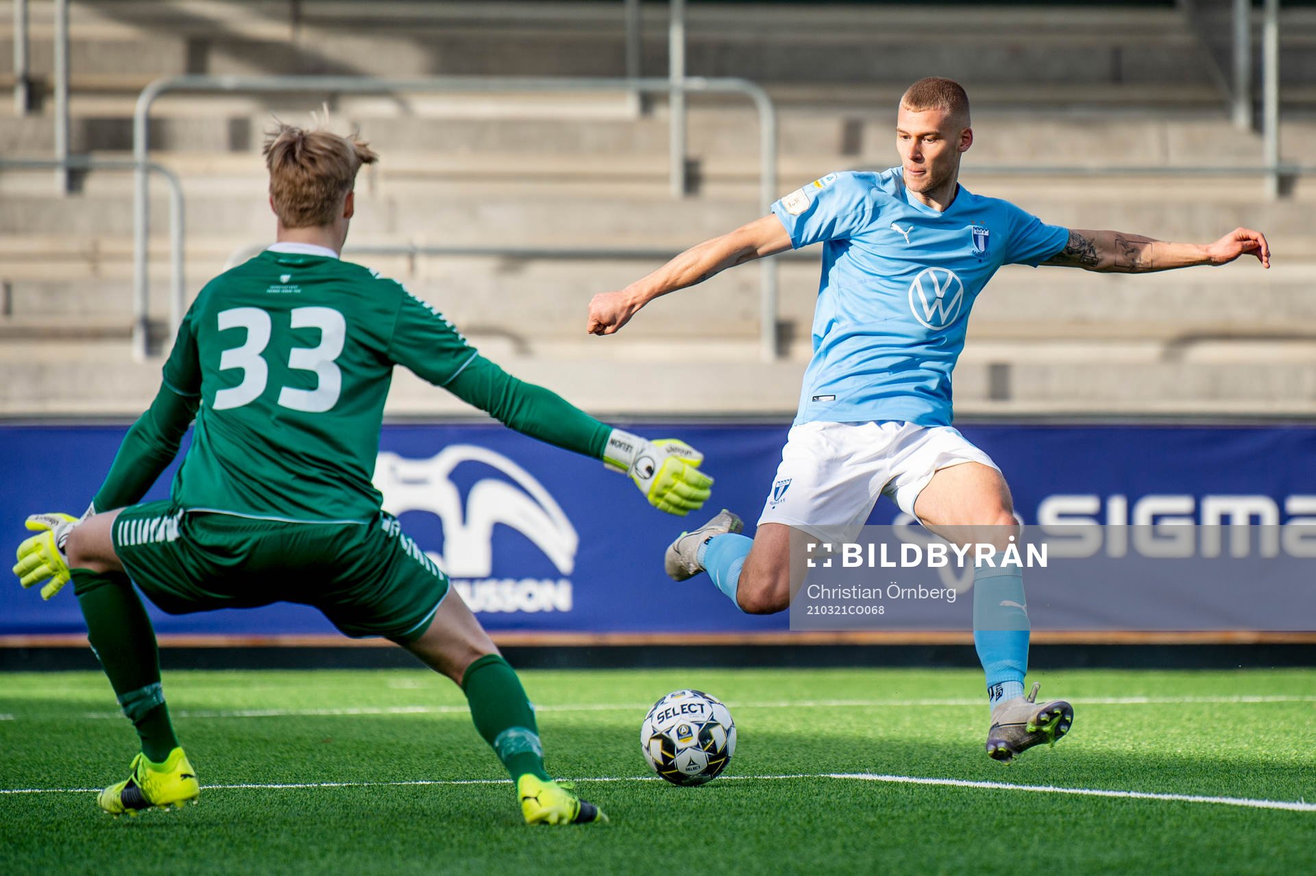 Örebros målvakt Gustav Leijon mot Malmö FFs Felix Beijmo