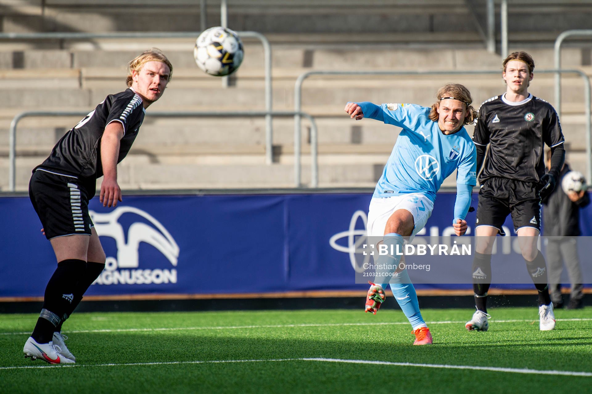 Malmö FFs Sebastian Nanasi på väg att assistera till 2-0