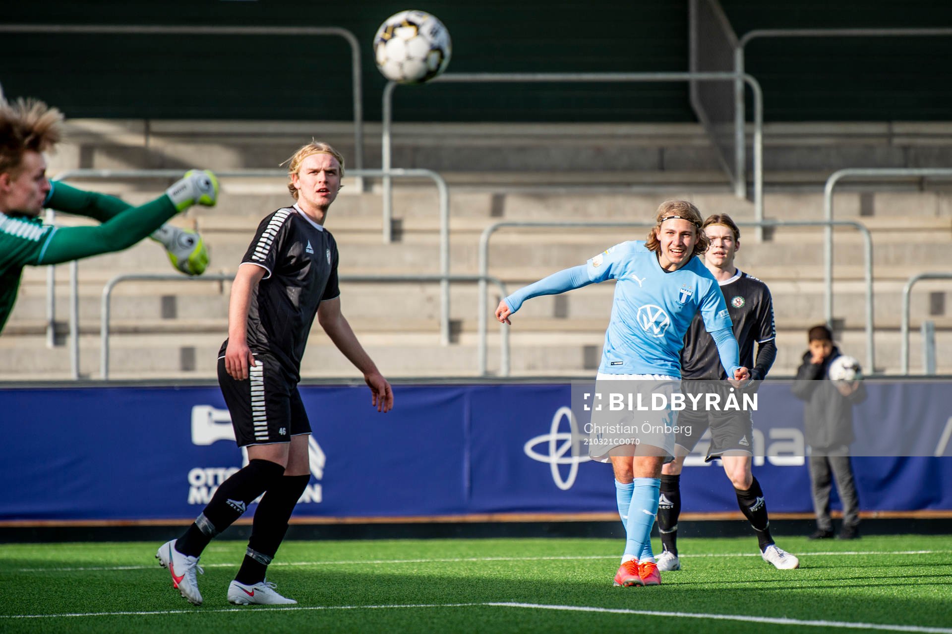 Malmö FFs Sebastian Nanasi på väg att assistera till 2-0