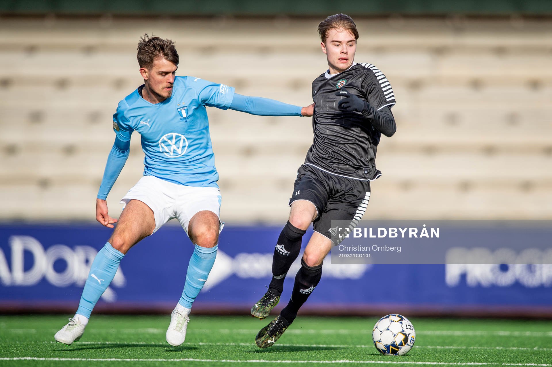 Malmö FFs Pavle Vagic mot Örebros Joel Andersson Segerlind under träningsmatchen i fotboll mellan Malmö FF och Örebro den 21 mars 2021 i Malmö.