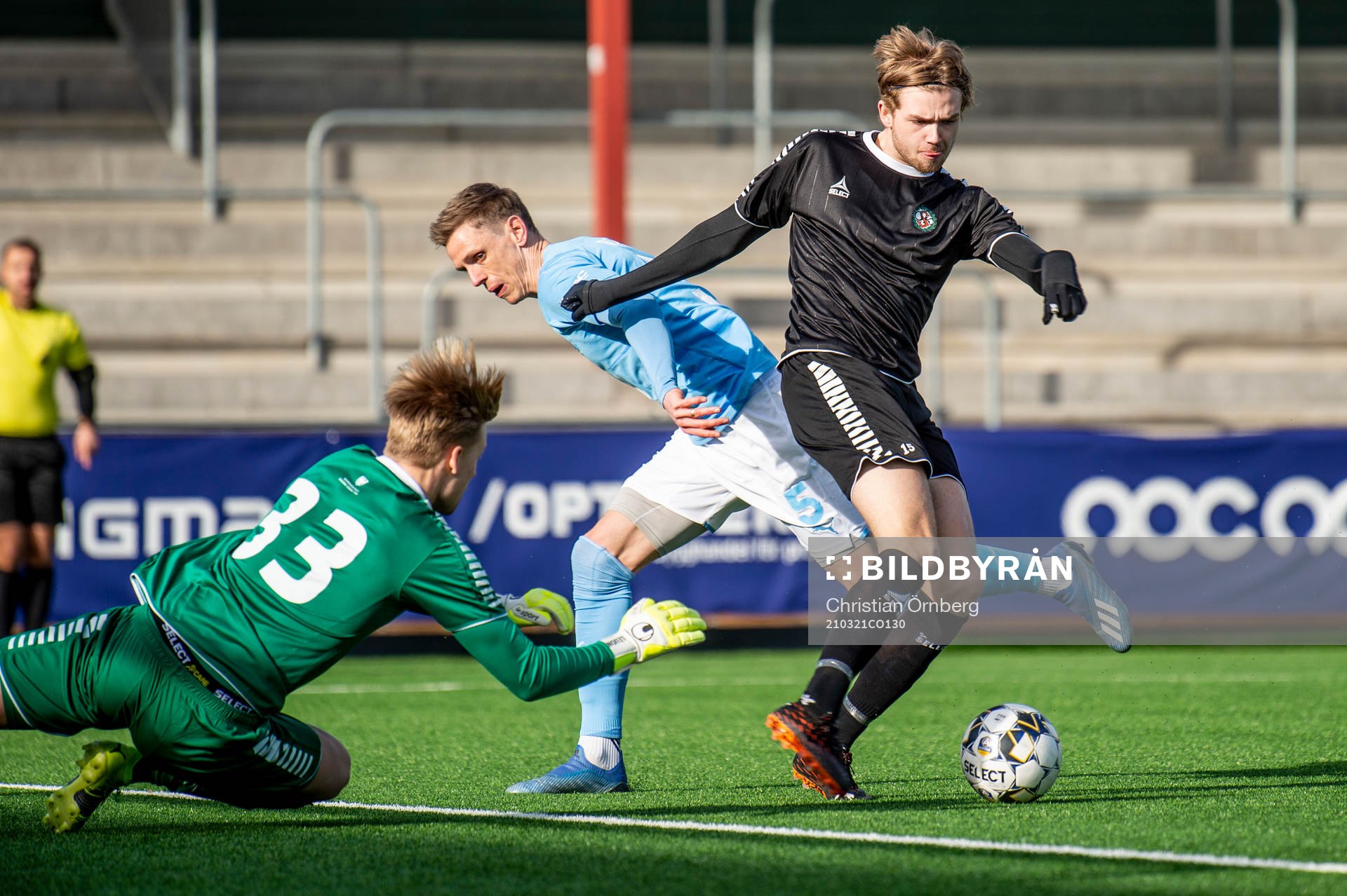 Malmö FFs Sören Rieks mot Örebros målvakt Gustav Leijon