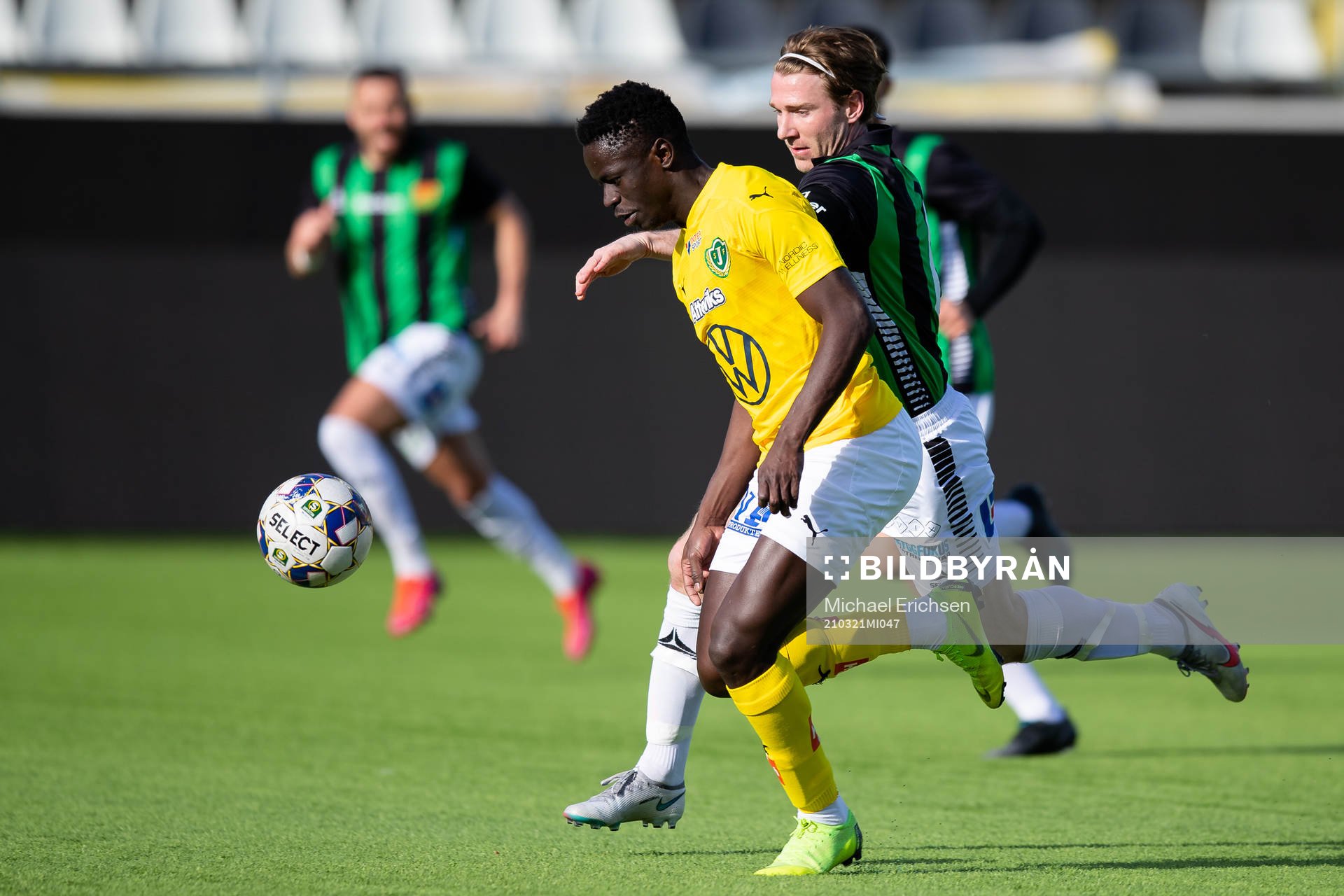 Jönköpings Eric Johana Omondi och GAIS August Wängberg under träningsmatchen i fotboll mellan GAIS och Jönköpings Södra den 21 mars 2021 i Göteborg.