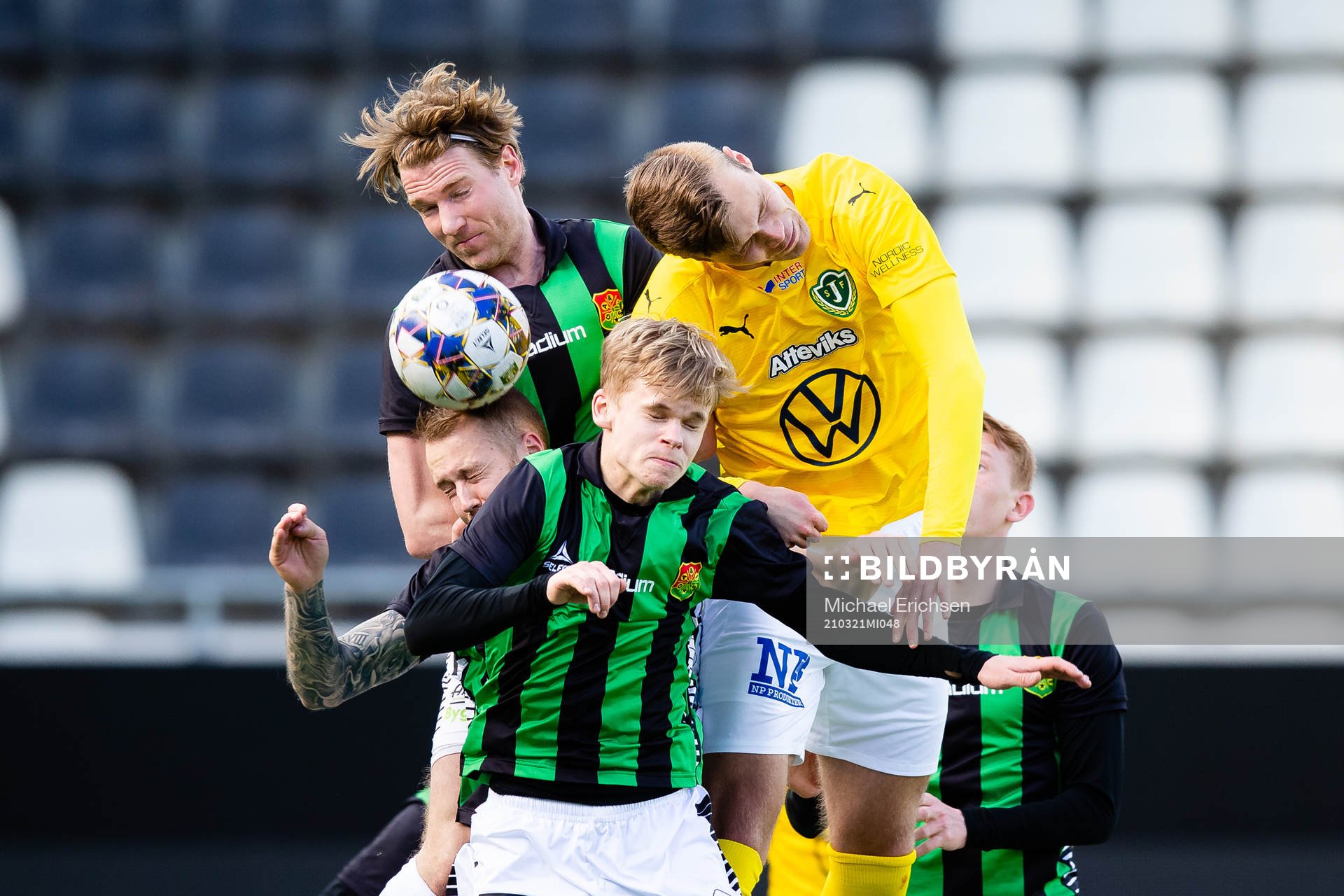 GAIS August Wängberg och Viktor Alexandersson i nickduell under träningsmatchen i fotboll mellan GAIS och Jönköpings Södra den 21 mars 2021 i Göteborg.