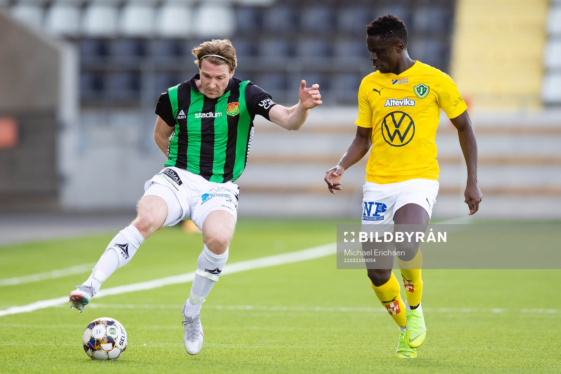 GAIS August Wängberg och Jönköpings Eric Johana Omondi under träningsmatchen i fotboll mellan GAIS och Jönköpings Södra den 21 mars 2021 i Göteborg.