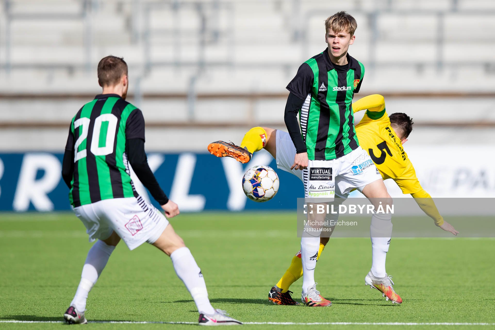 GAIS Viktor Alexandersson i kamp med Jönköpings Fredric Fendrich under träningsmatchen i fotboll mellan GAIS och Jönköpings Södra den 21 mars 2021 i Göteborg.