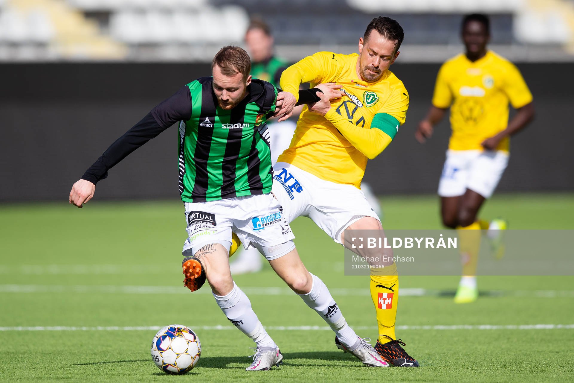 GAIS Daniel Sterner i kamp med Jönköpings Fredric Fendrich under träningsmatchen i fotboll mellan GAIS och Jönköpings Södra den 21 mars 2021 i Göteborg.