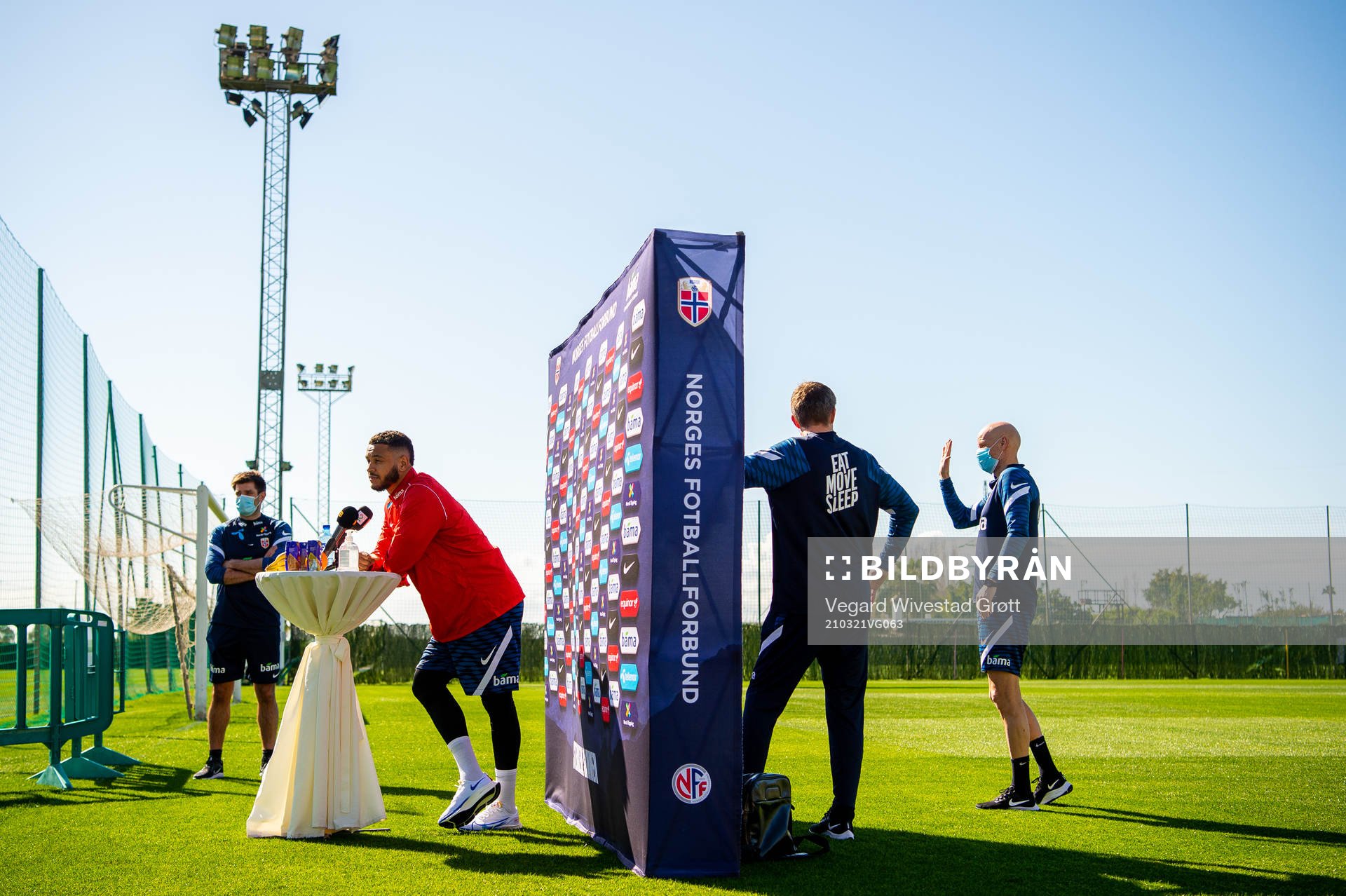 Joshua King and Ståle Solbakken, head coach of the