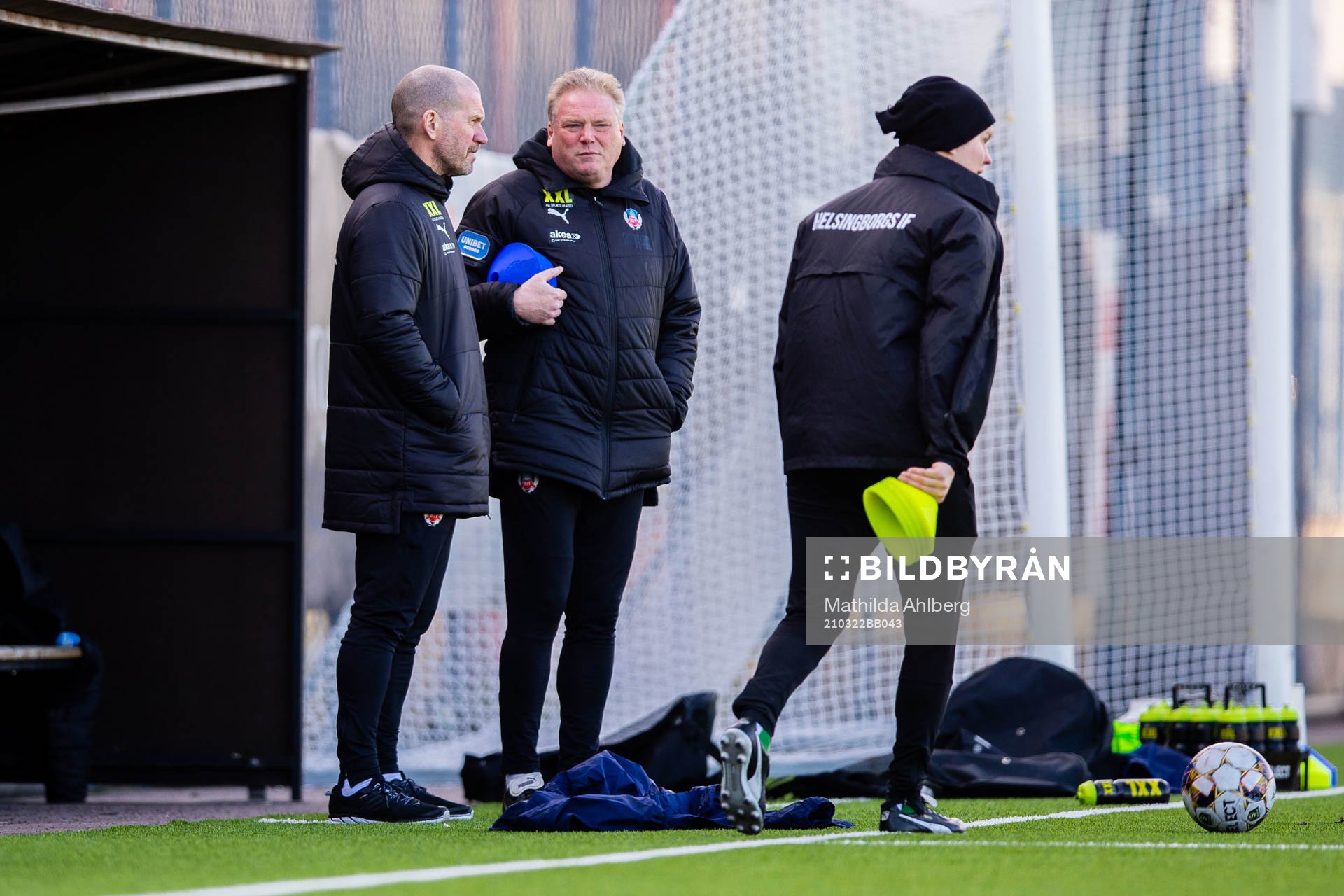 Christer Olsson i samtal med tränare Jörgen Lennartsson under en träning med Helsingborg den 22 mars 2021 i Helsingborg. 
