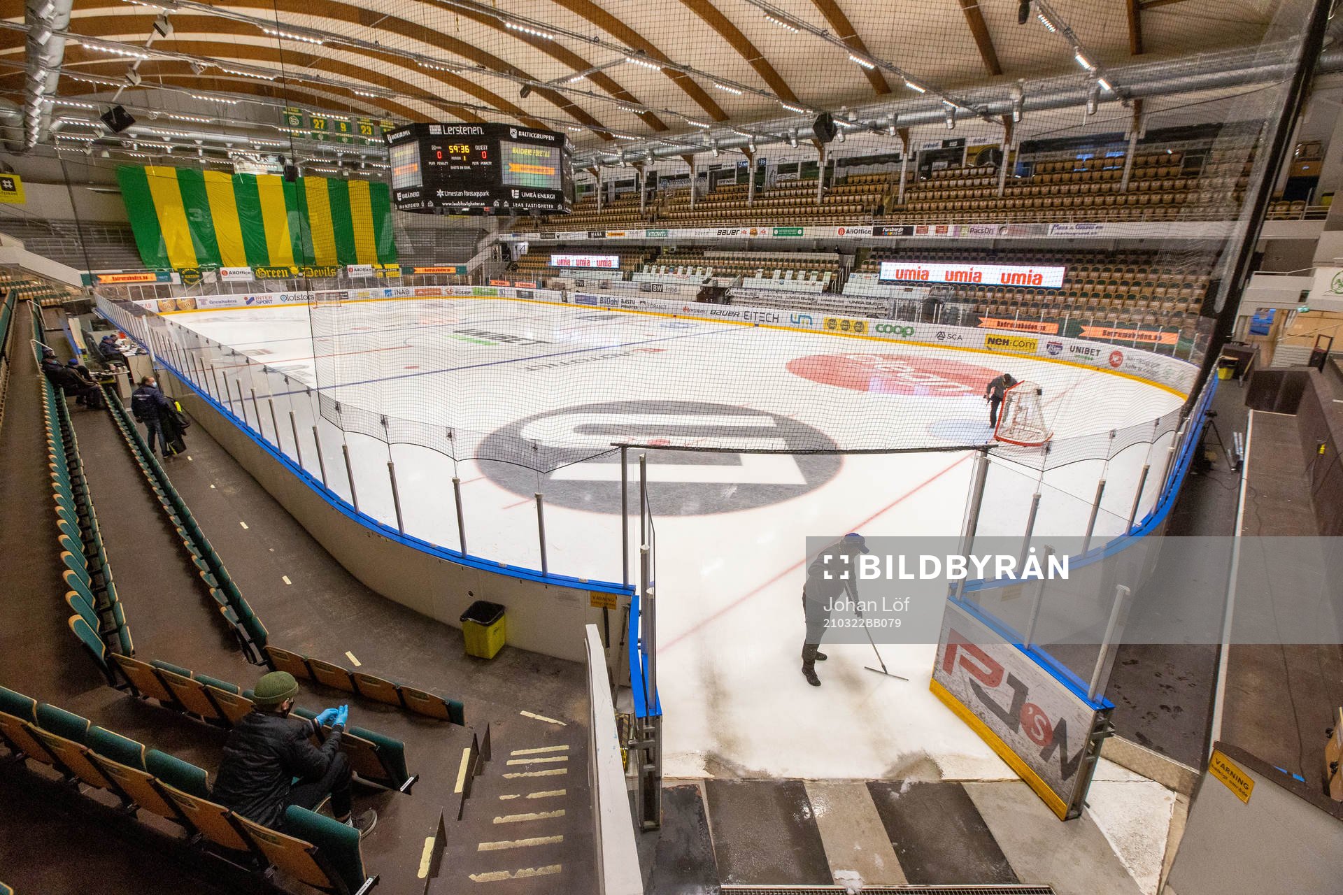 En vaktmästare vid isen i A3 arena