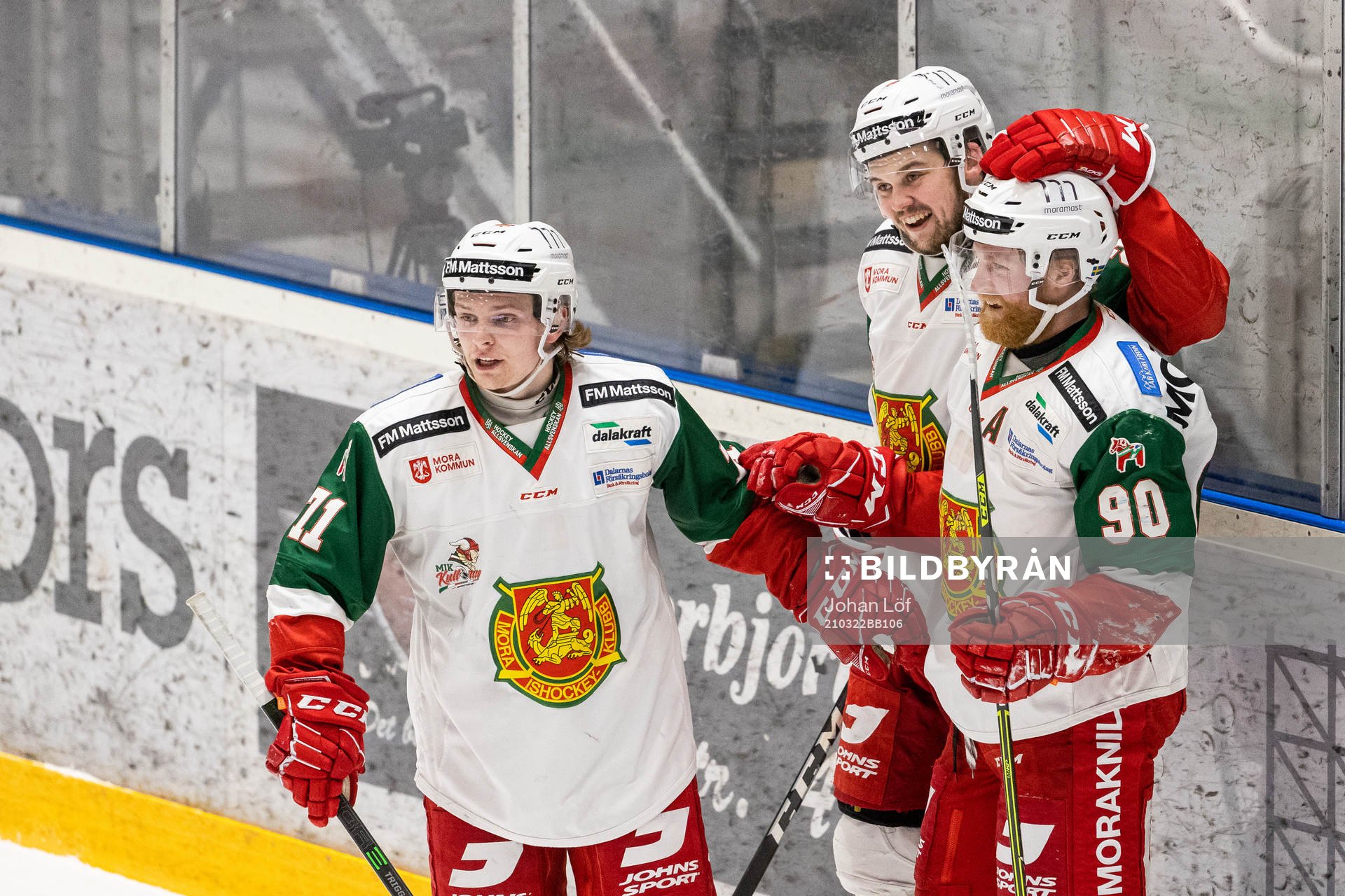 Moras Daniel Ljungren (till höger) jublar med lagkamrater