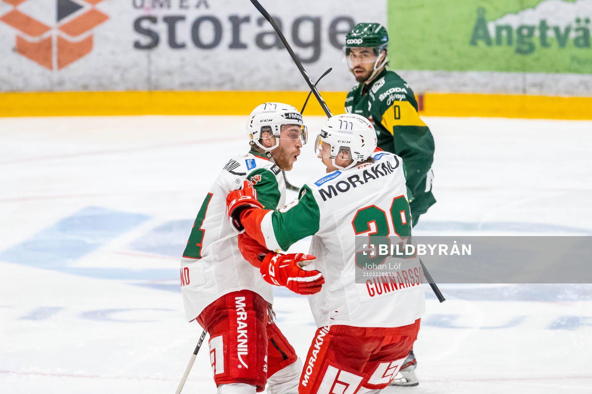 Moras Oscar Eklind och Kristoffer Gunnarsson jublar