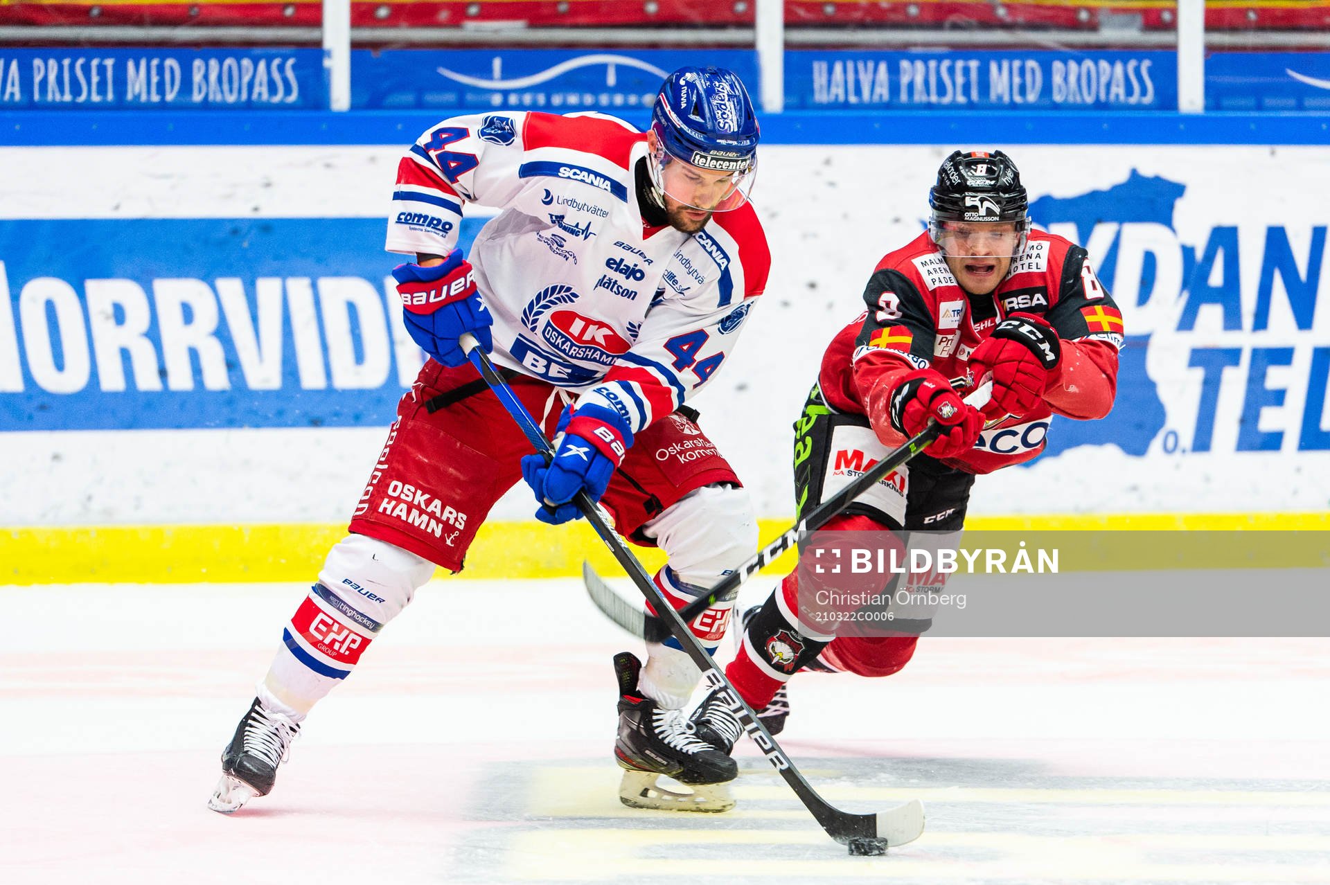 Oskarshamns Nolan Zajac och Malmö Redhawks Johan Olofsson