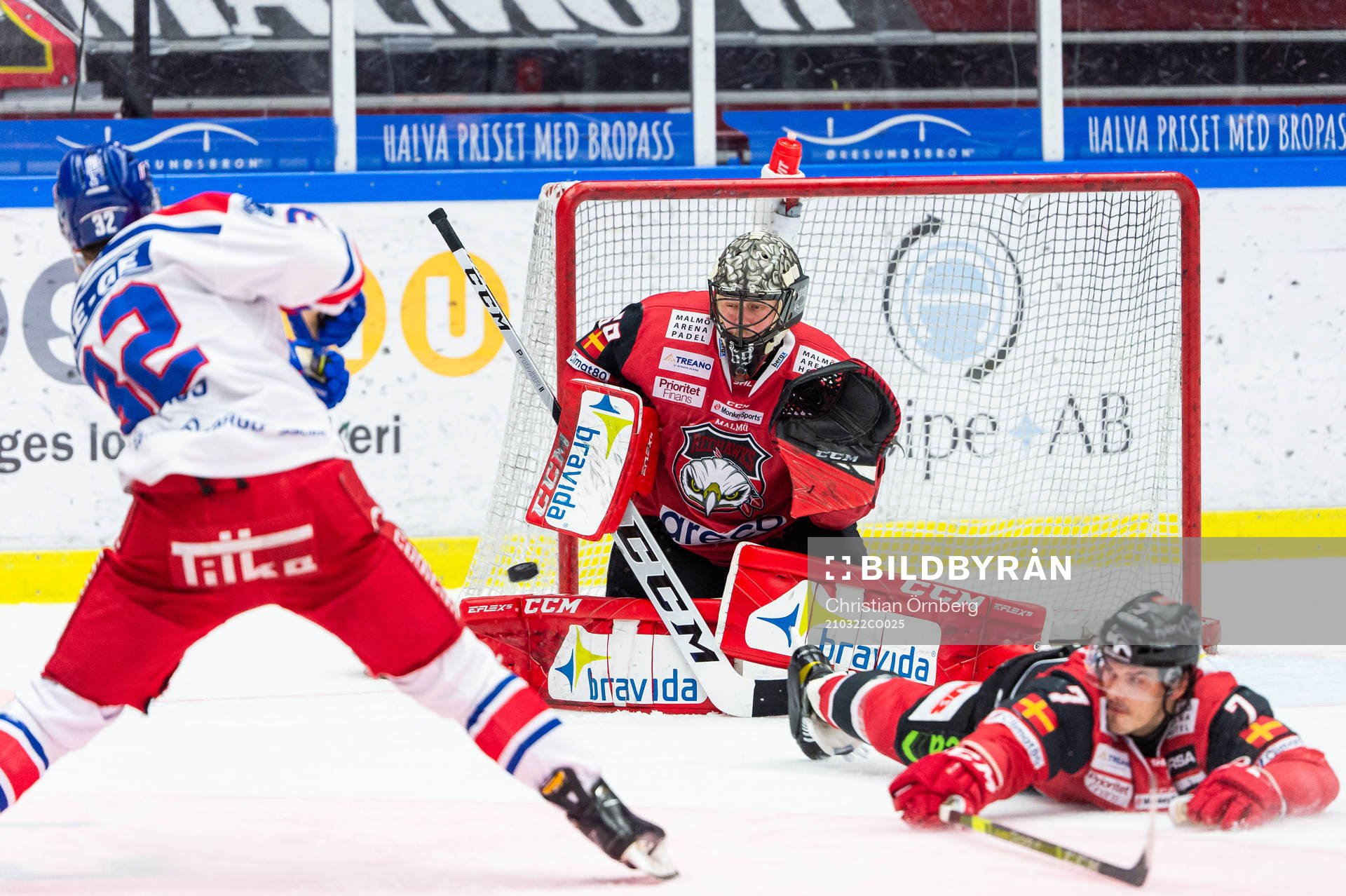 Oskarshamns Markus Modigs gör 0-1 bakom Malmö Redhawks