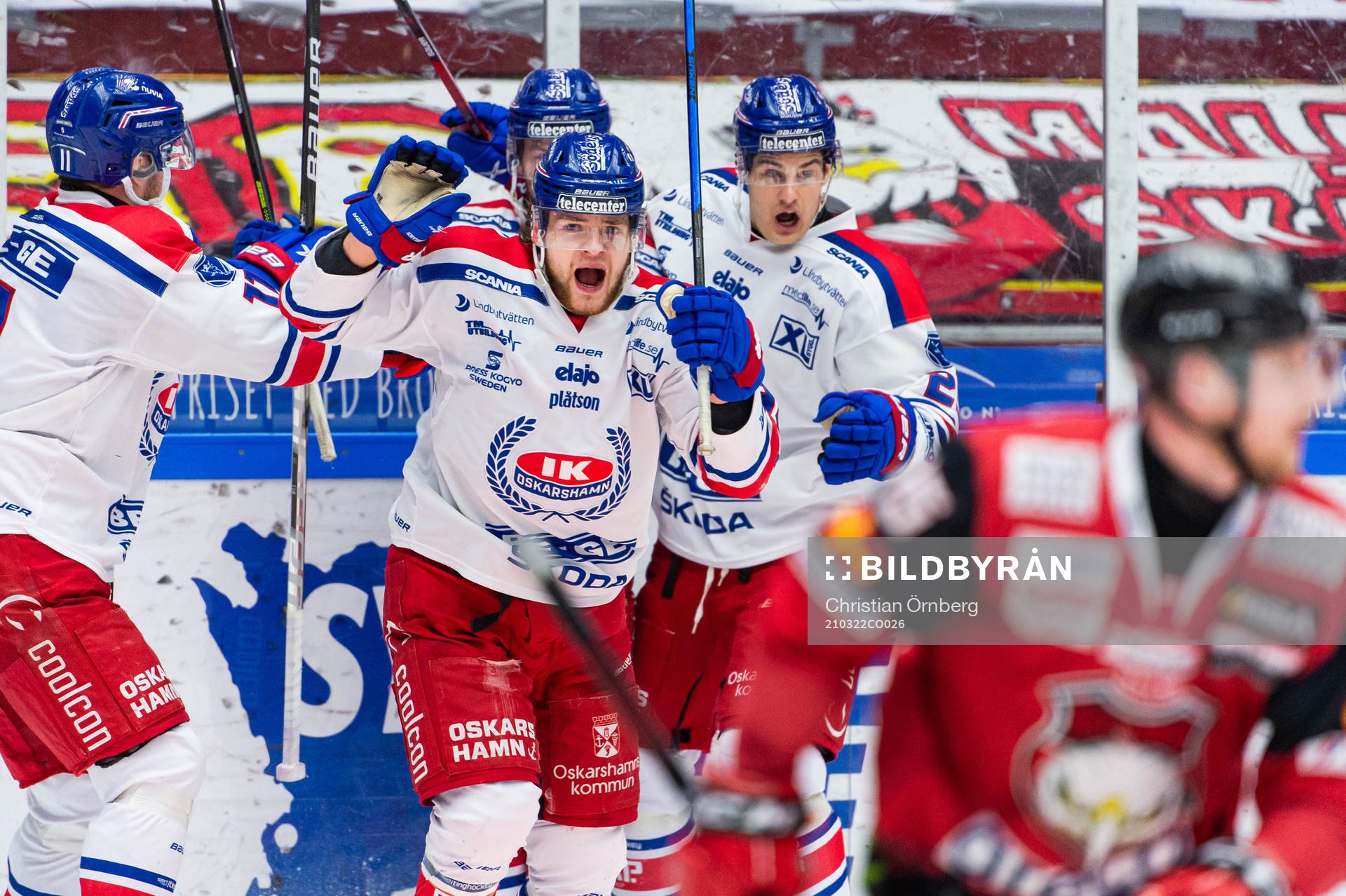 Oskarshamns Oliver Larsen jublar med lagkamrater