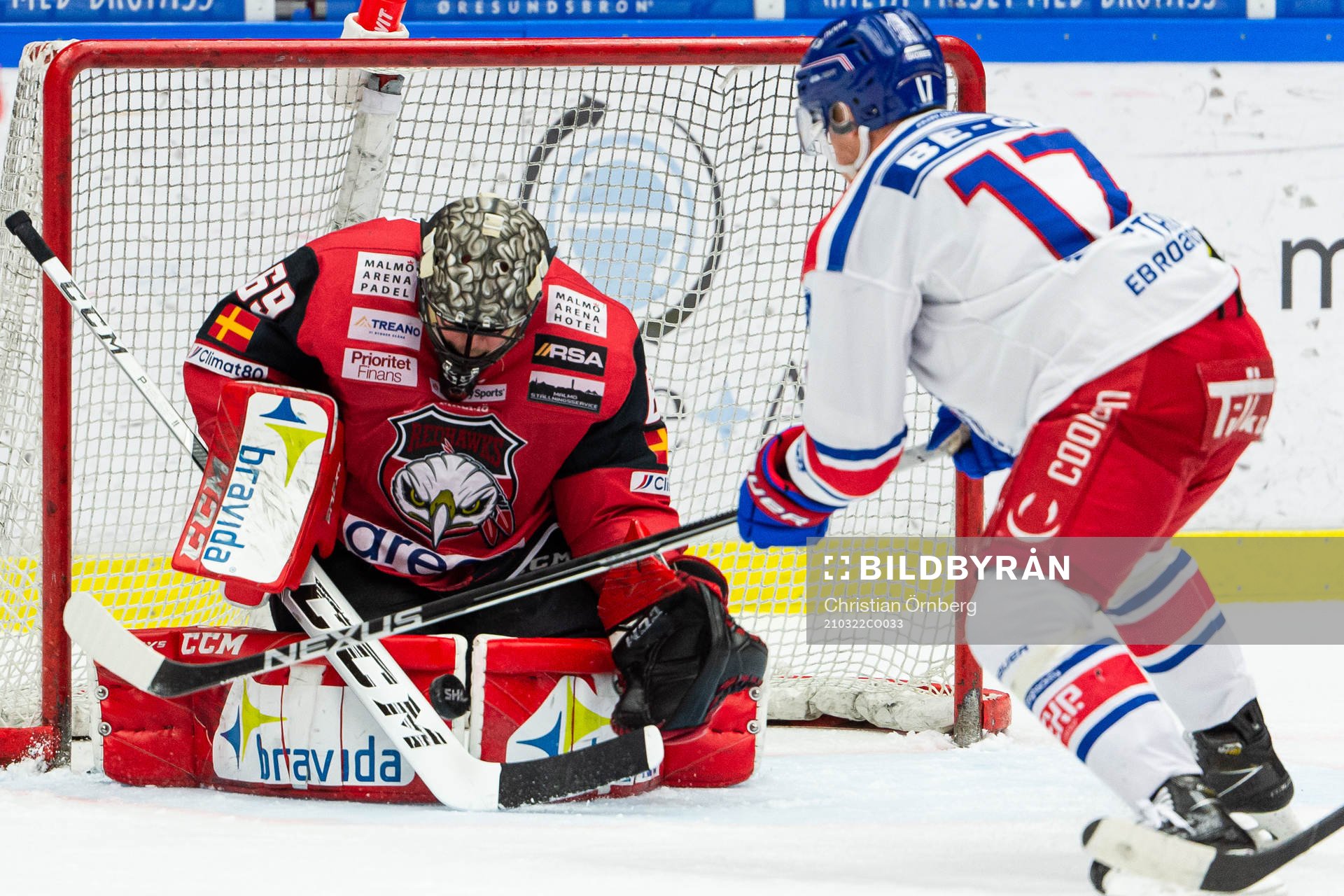 Oskarshamns Jonas Engström oroar framför Malmö Redhawks