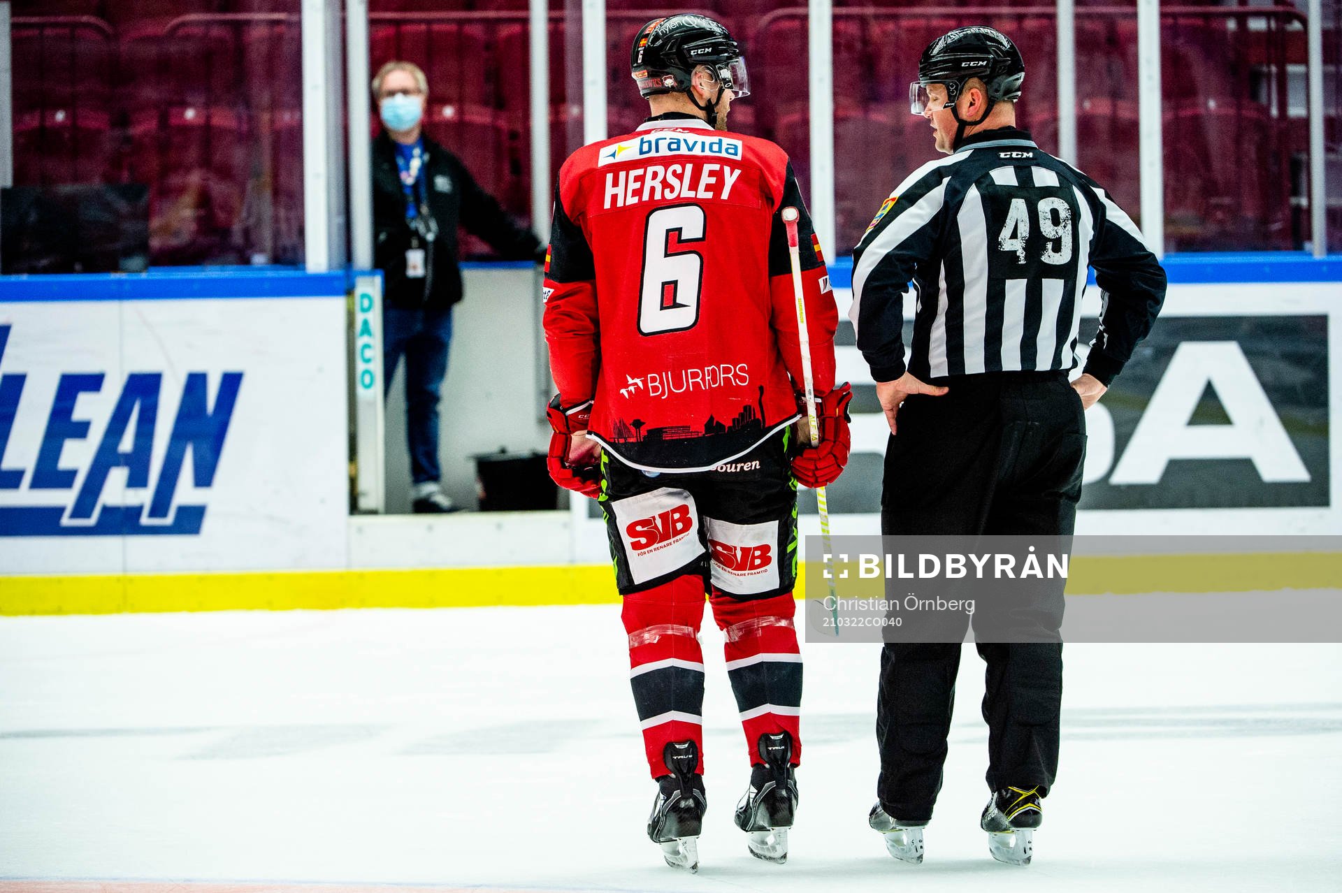 Malmö Redhawks Patrik Hersley och domare Ludvig Lundgren