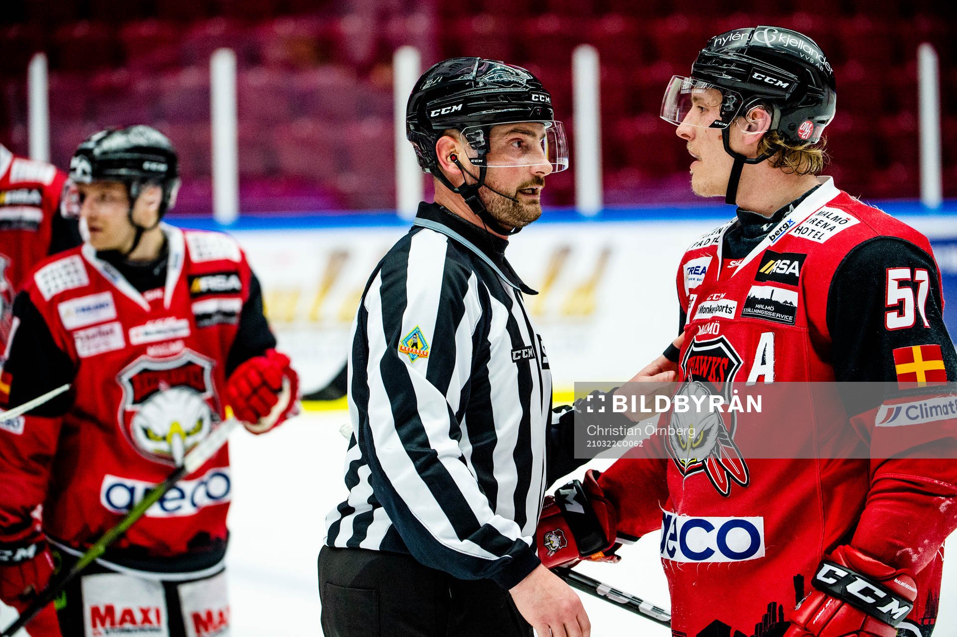 Malmö Redhawks Emil Sylvegård och domare Robin Werner
