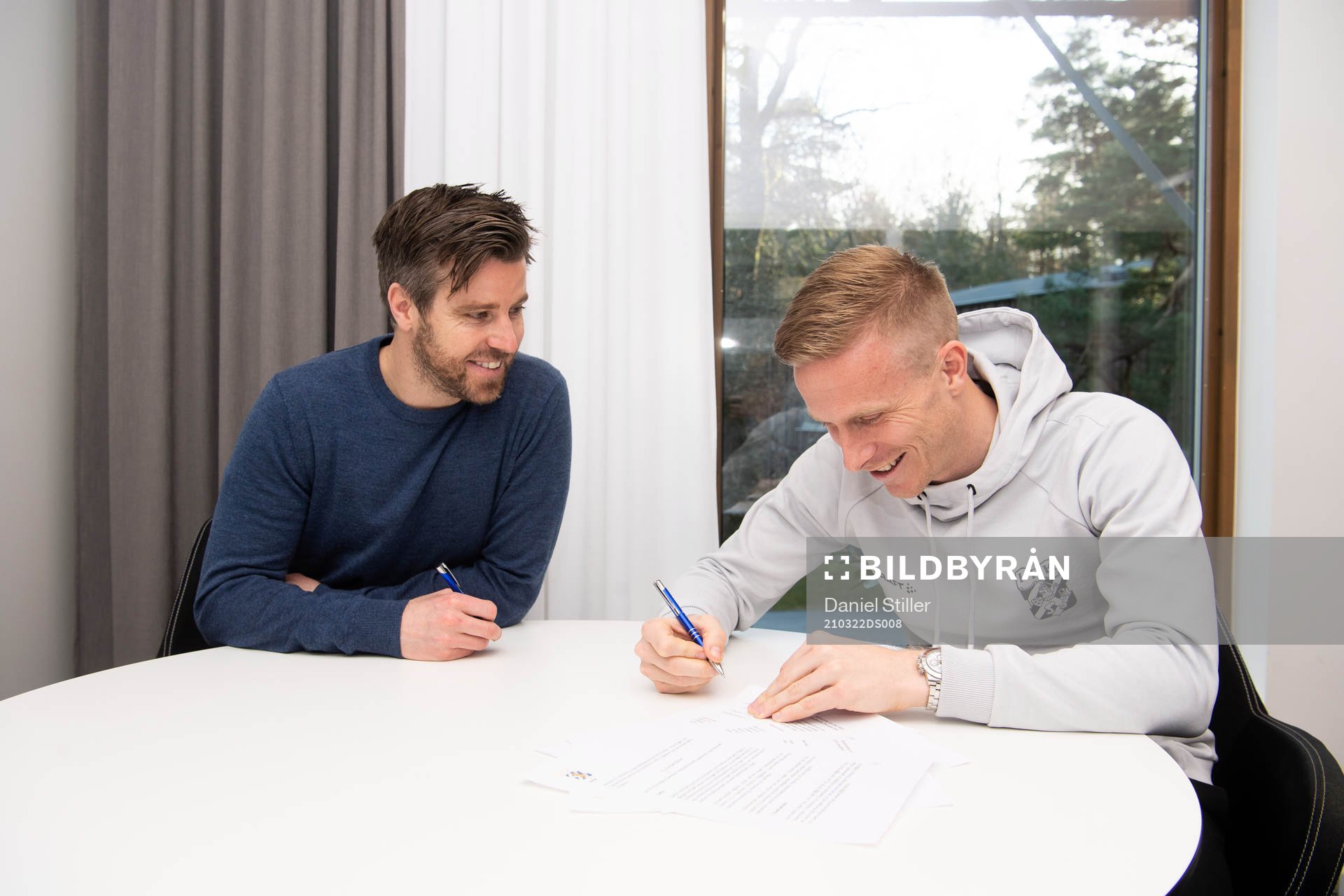 IFK Göteborgs sportchef Pontus Farnerud skriver kontrakt