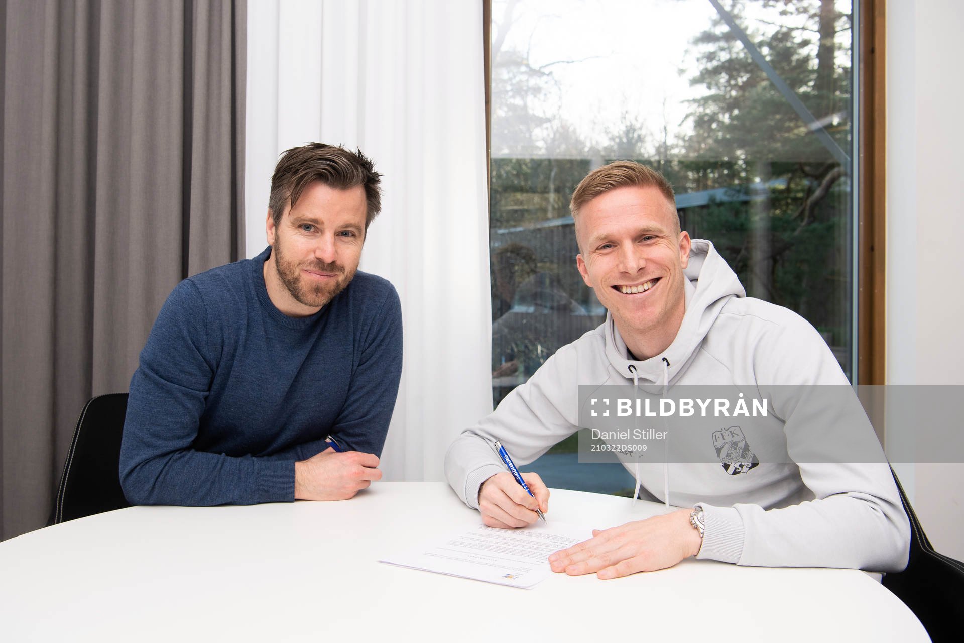 IFK Göteborgs sportchef Pontus Farnerud skriver kontrakt