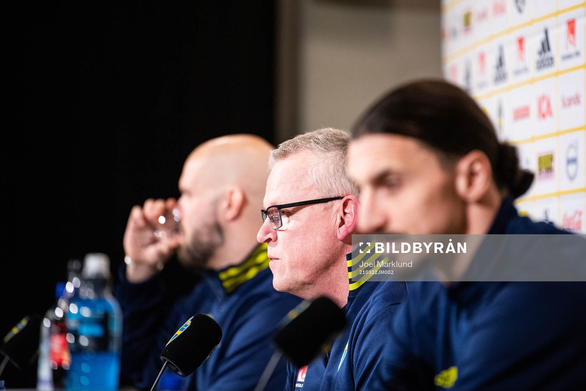 Janne Andersson and Zlatan Ibrahimovic of the Swedish