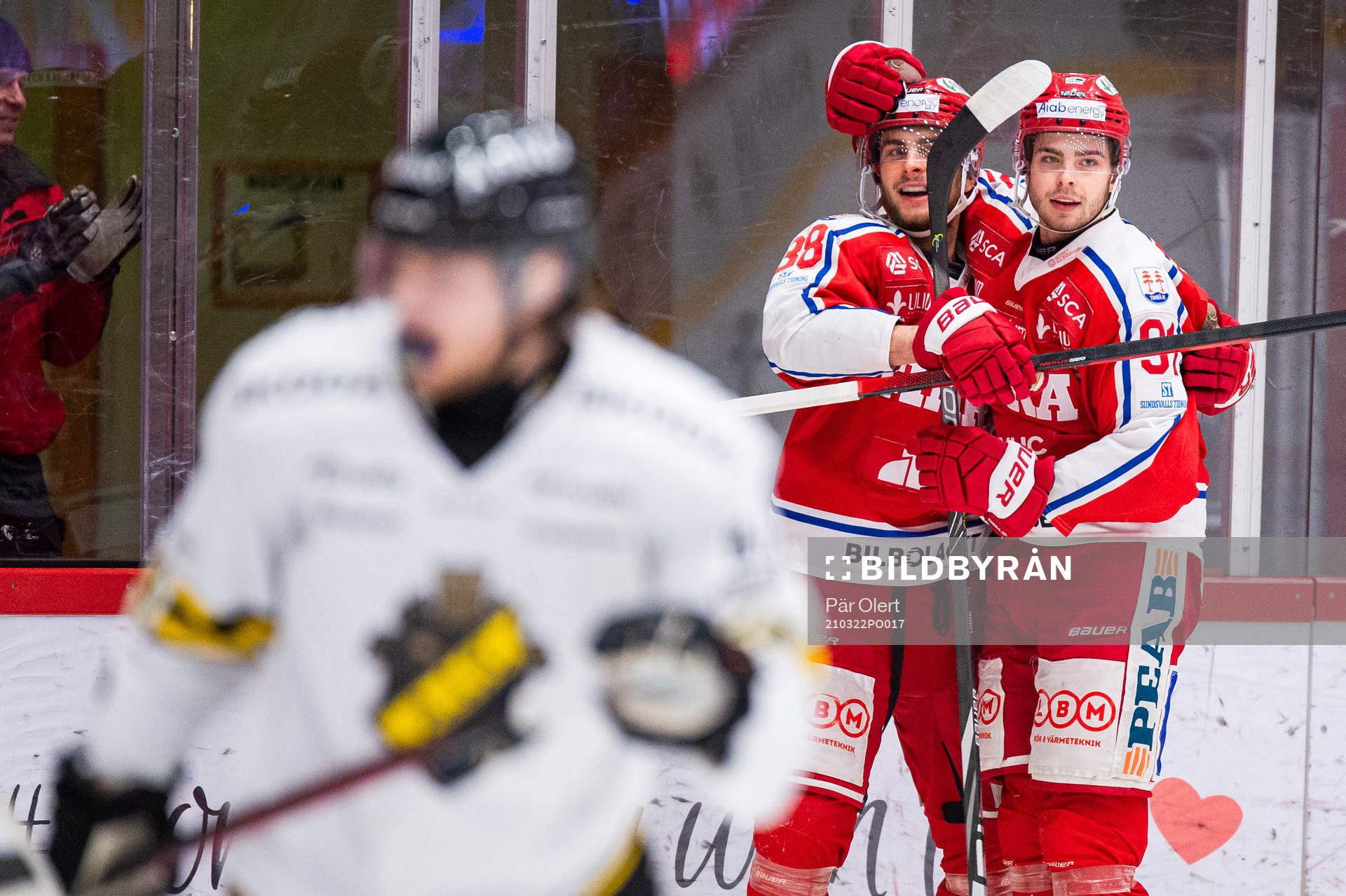 Timrås Viktor Lodin och Jacob Olofsson jublar efer 1-0