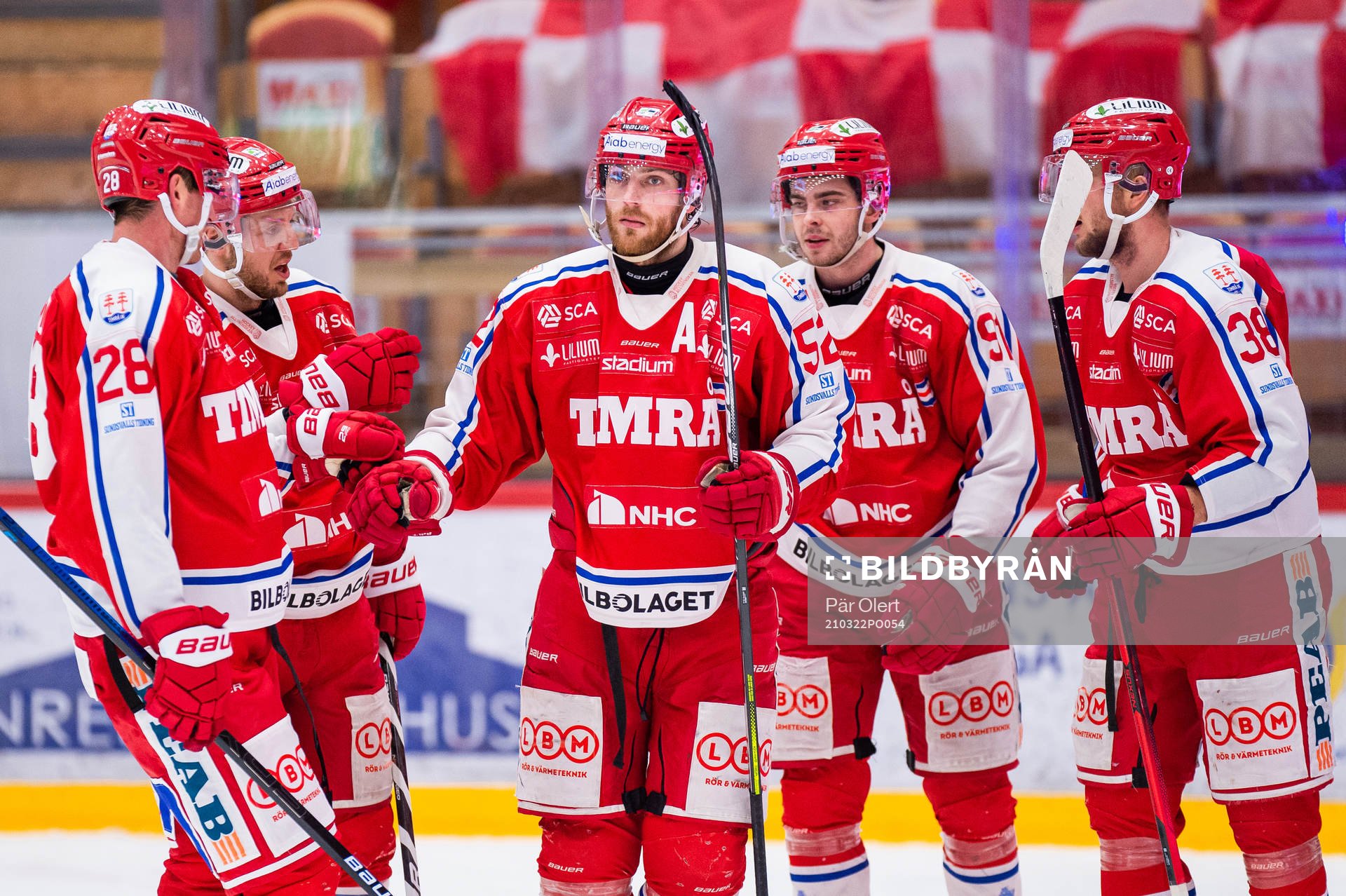 Timrås Patrick Wiercioch och Jacob Olofsson jublar med