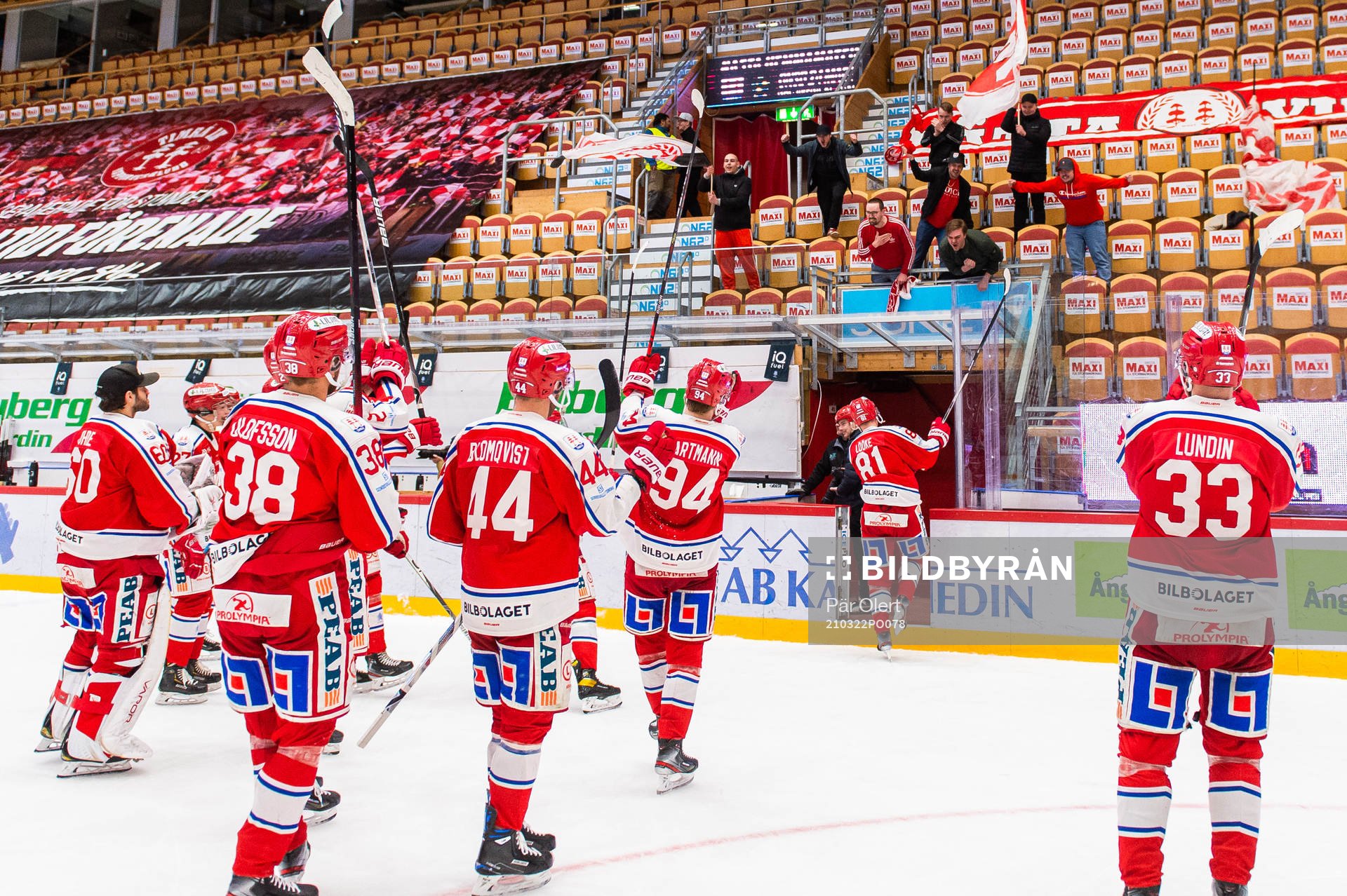 Timrås spelare jublar mot supportrarna på läktaren