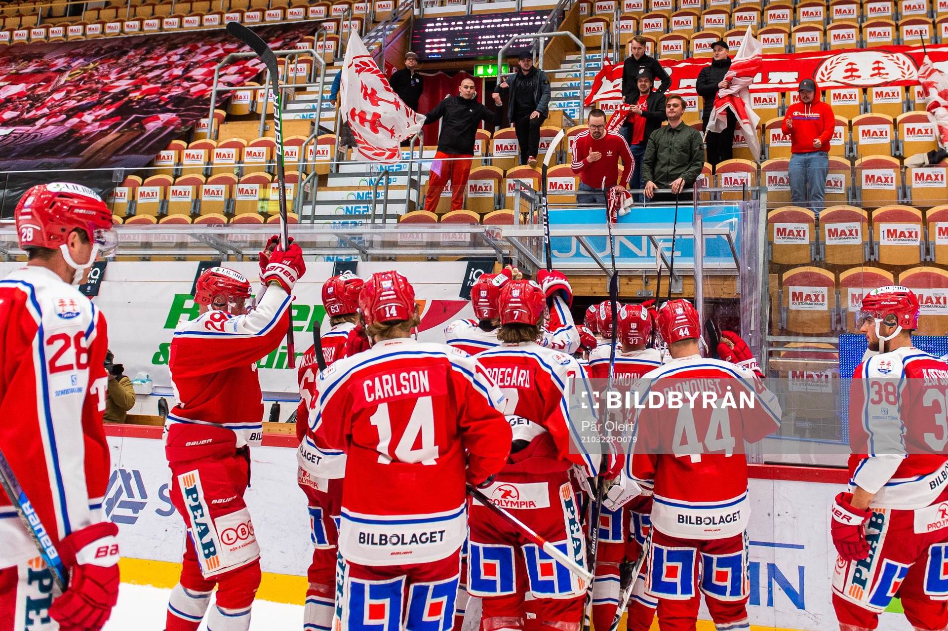 Timrås spelare jublar mot supportrarna på läktaren