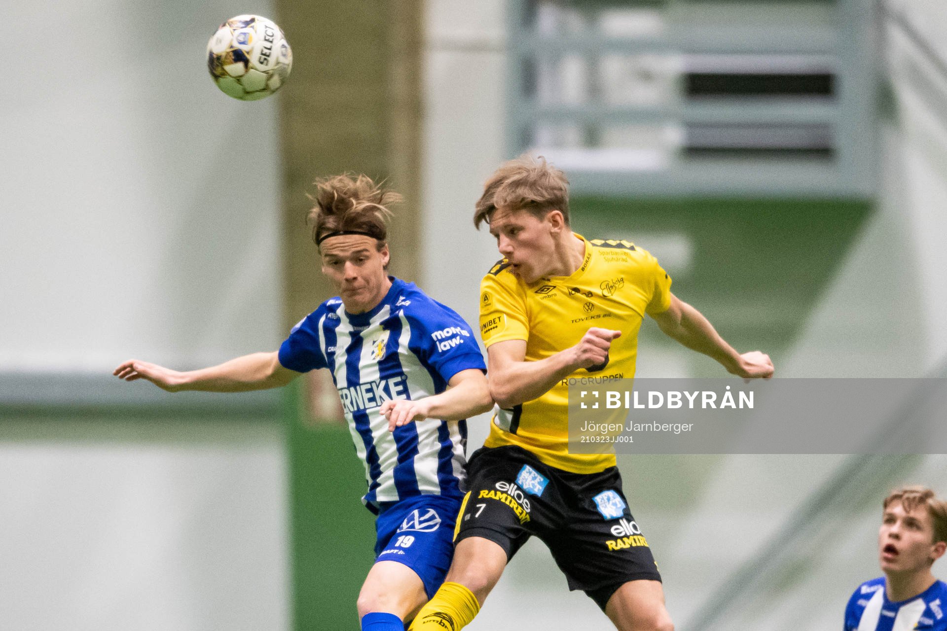 IFK Göteborgs August Erlingmark och Elfsborgs Oliver Zandén under fotbollsmatchen i U21 Allsvenskan mellersta mellan Elfsborg och IFK Göteborg den 23 mars 2021 i Borås. 