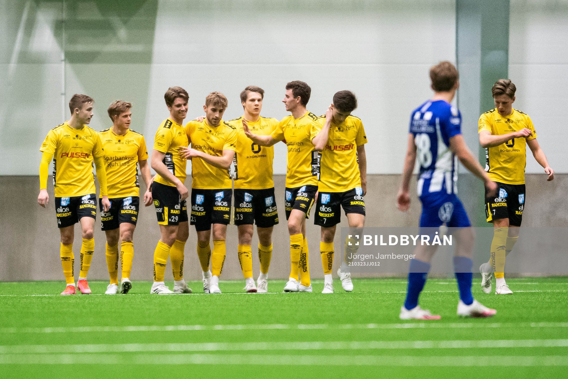 Elfsborgs Jack Cooper Love klappas om av lagkamrater