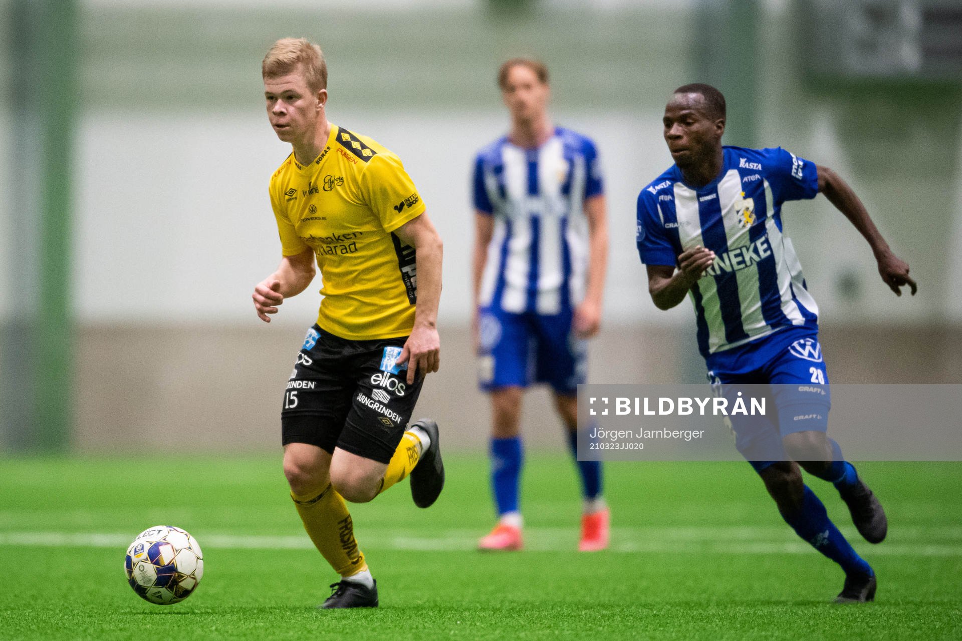 Elfsborgs Filip Gustafsson och IFK Göteborgs Alhassan Yusuf Abdullahi under fotbollsmatchen i U21 Allsvenskan mellersta mellan Elfsborg och IFK Göteborg den 23 mars 2021 i Borås.
