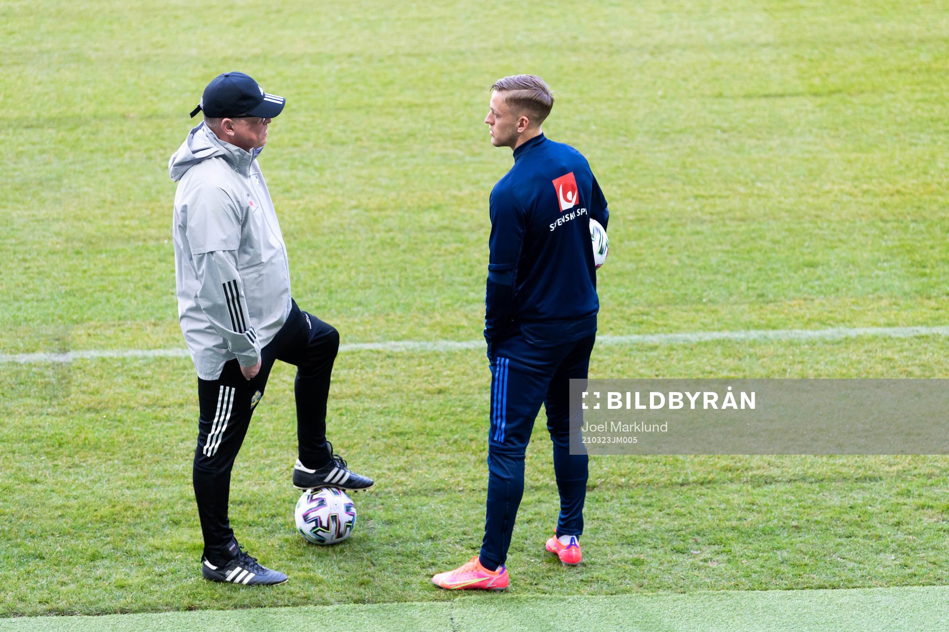 Head coach Janne Andersson and Jesper Karlsson of the