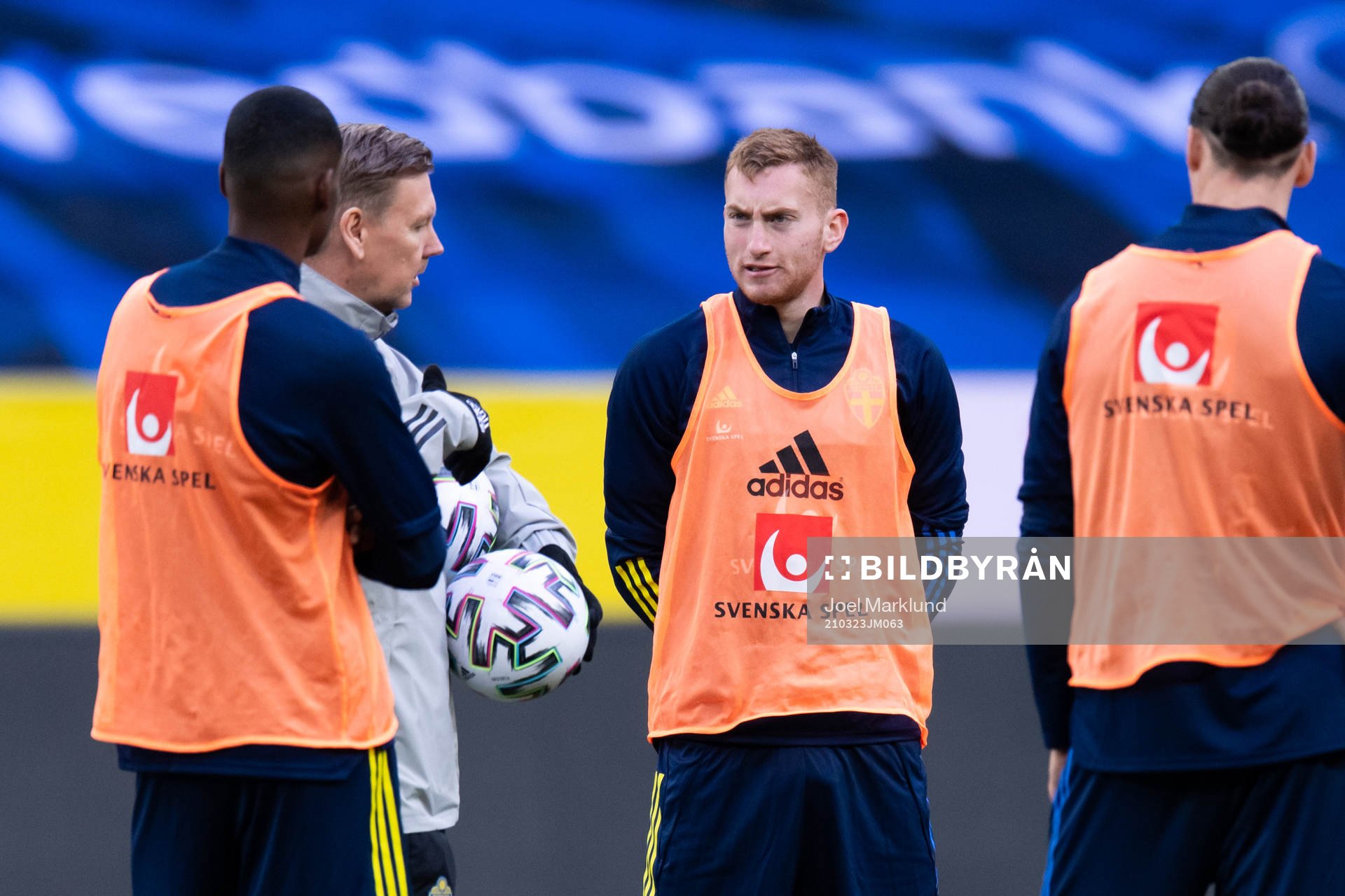 Assistant coach Peter Wettergren and Dejan Kulusevski of