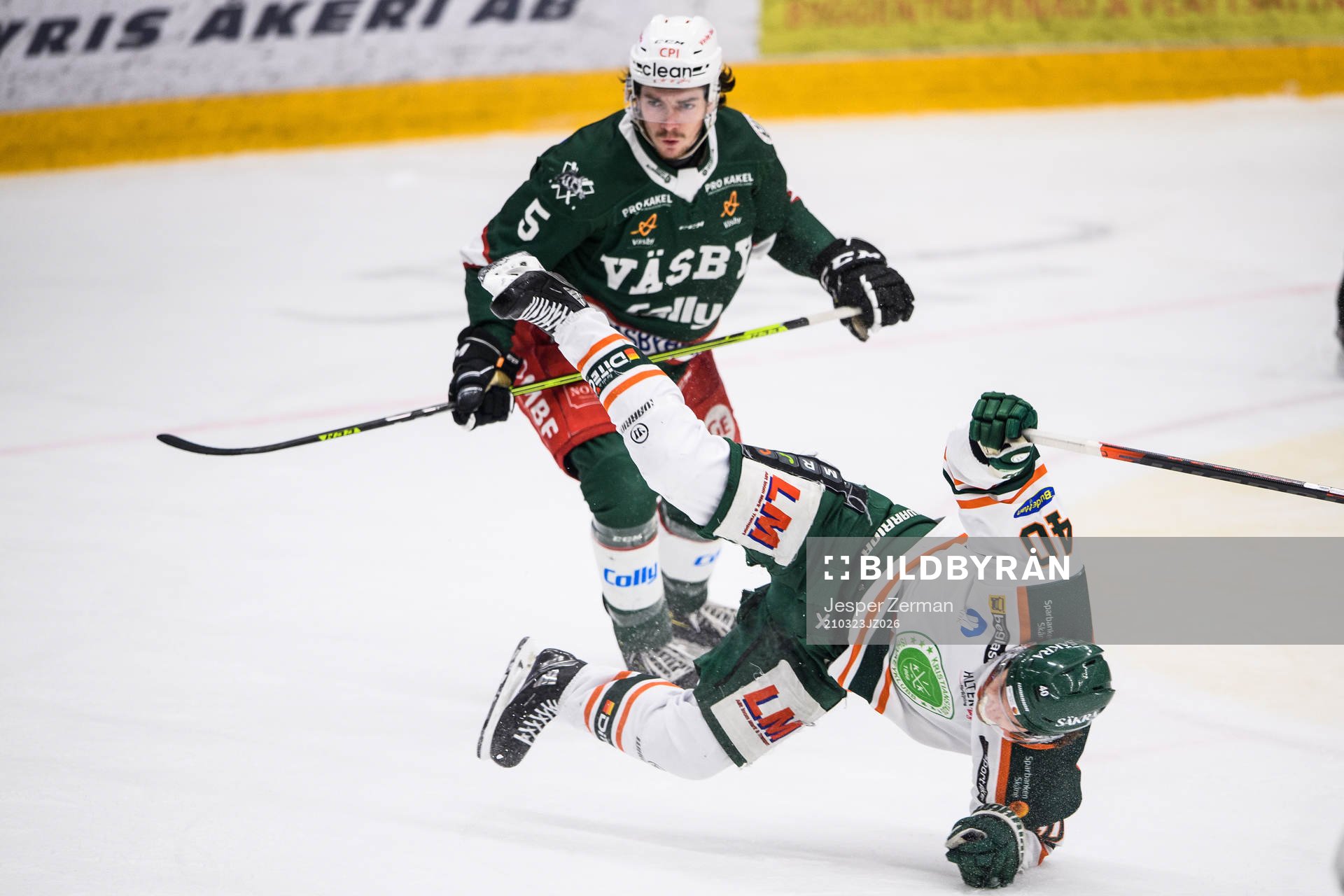 Kristianstads Kalle Miketinac faller i en duell med Väsbys