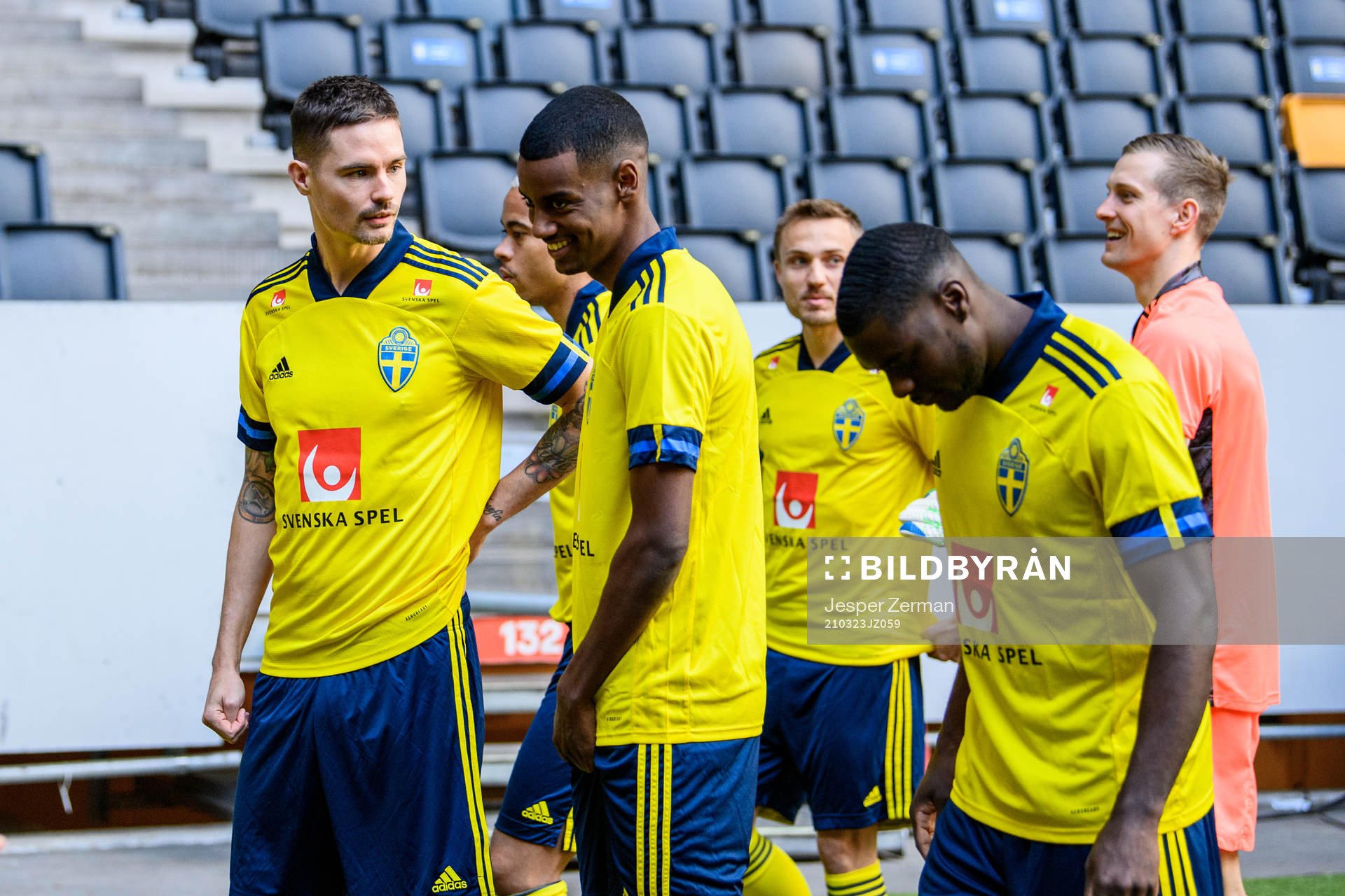 Mikael Lustig and Alexander Isak of the Swedish national
